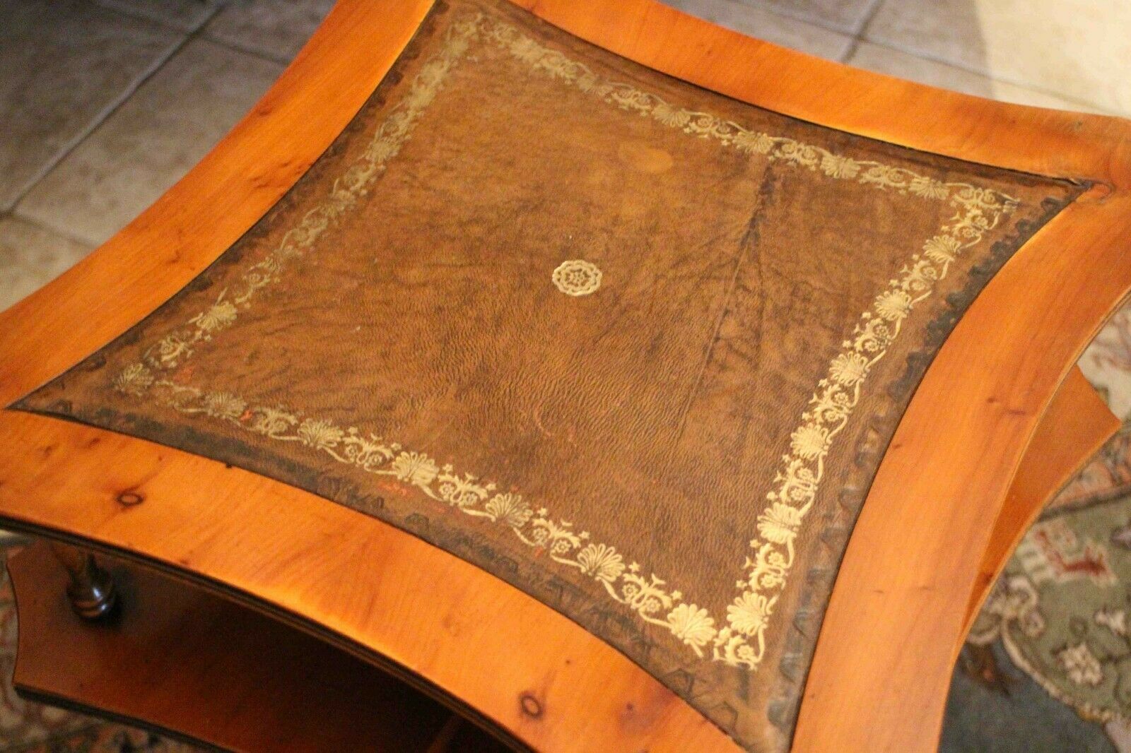 Pedestal table on two levels end of sofa base English style claws