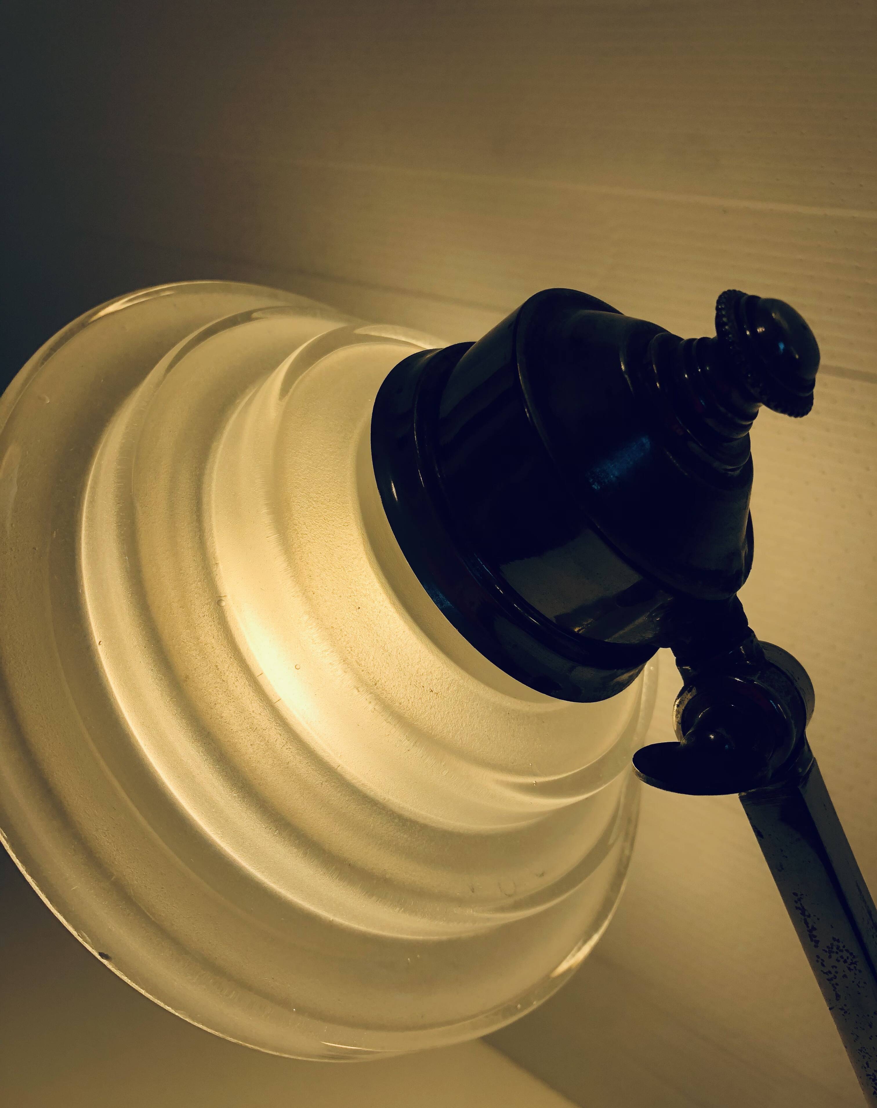 Modernist table lamp from the 30s and 40s in chrome-plated brass, molded glass lampshade