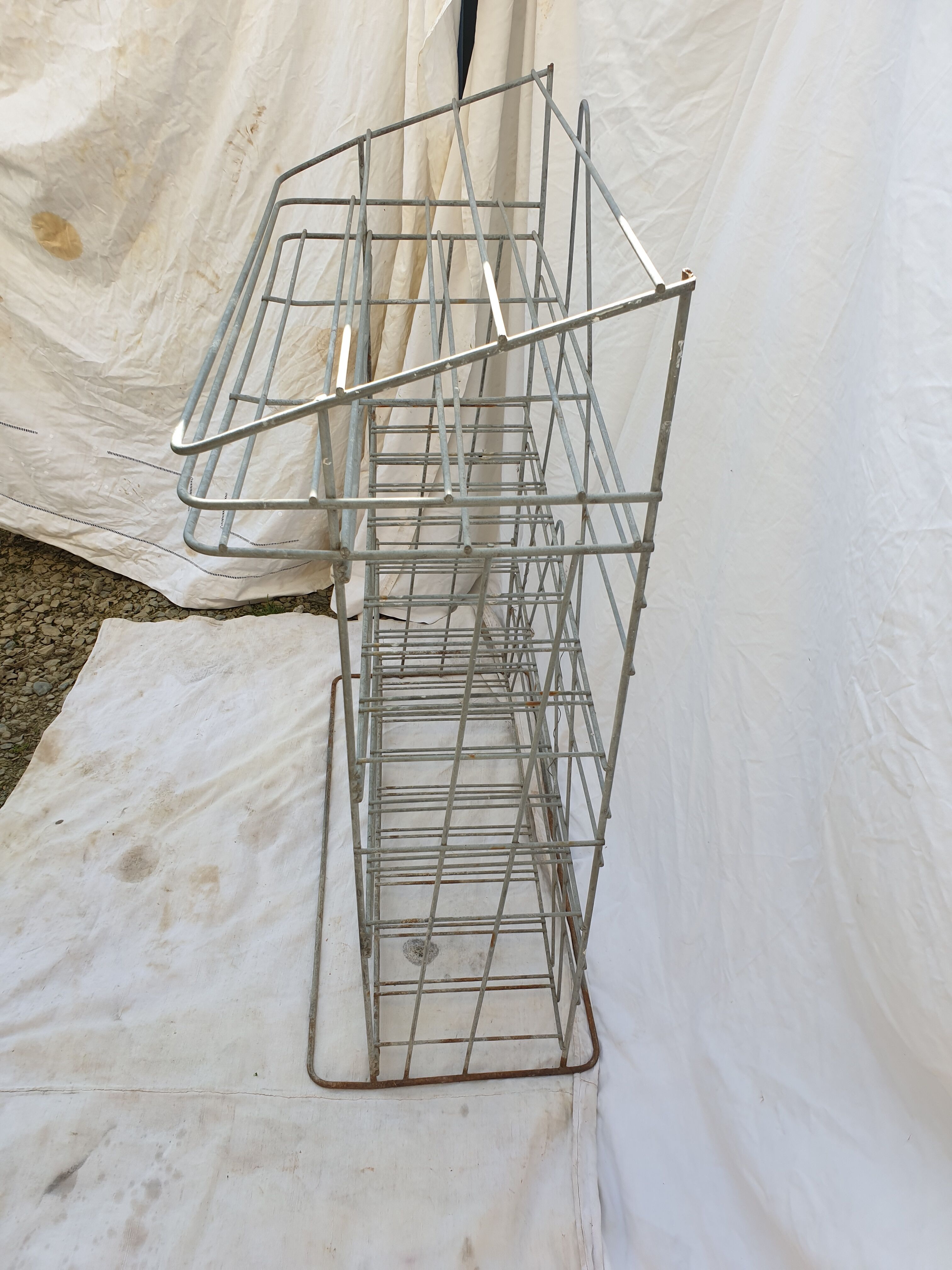 Presentation metal furniture