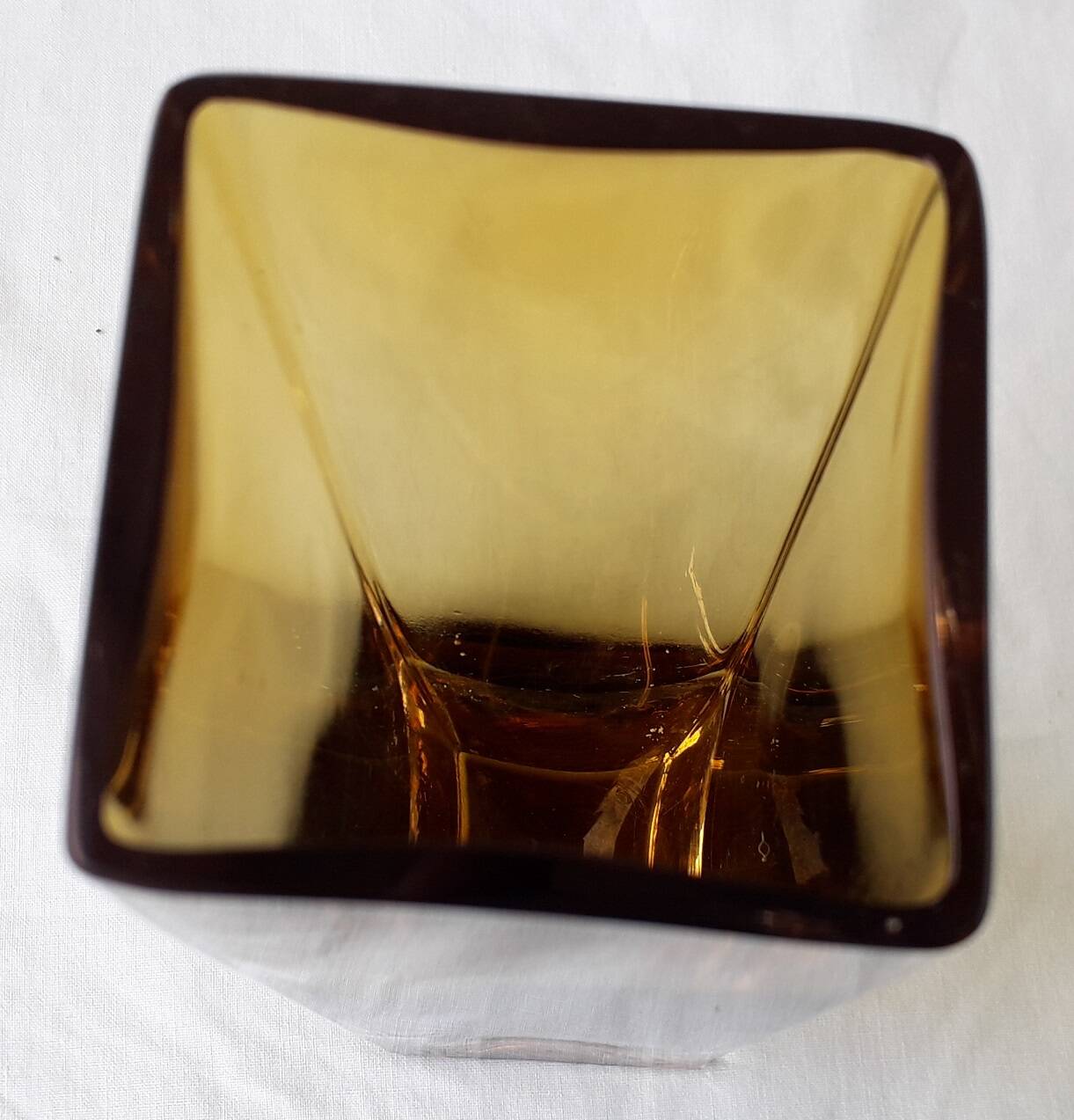Vase carré en verre