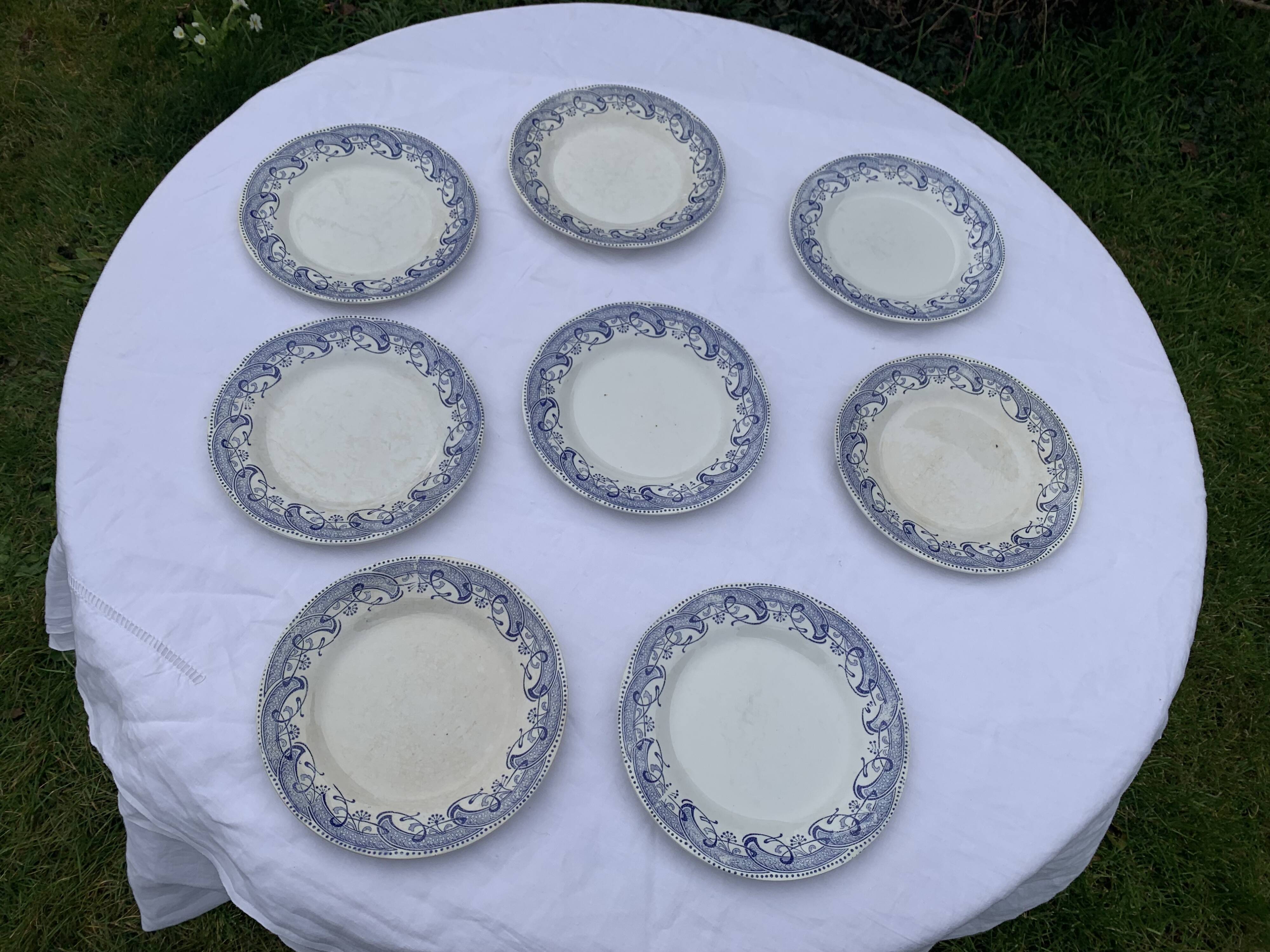 8 petites assiettes en faience terre de fer creil et montereau modele moscou, decor bleu anciennes