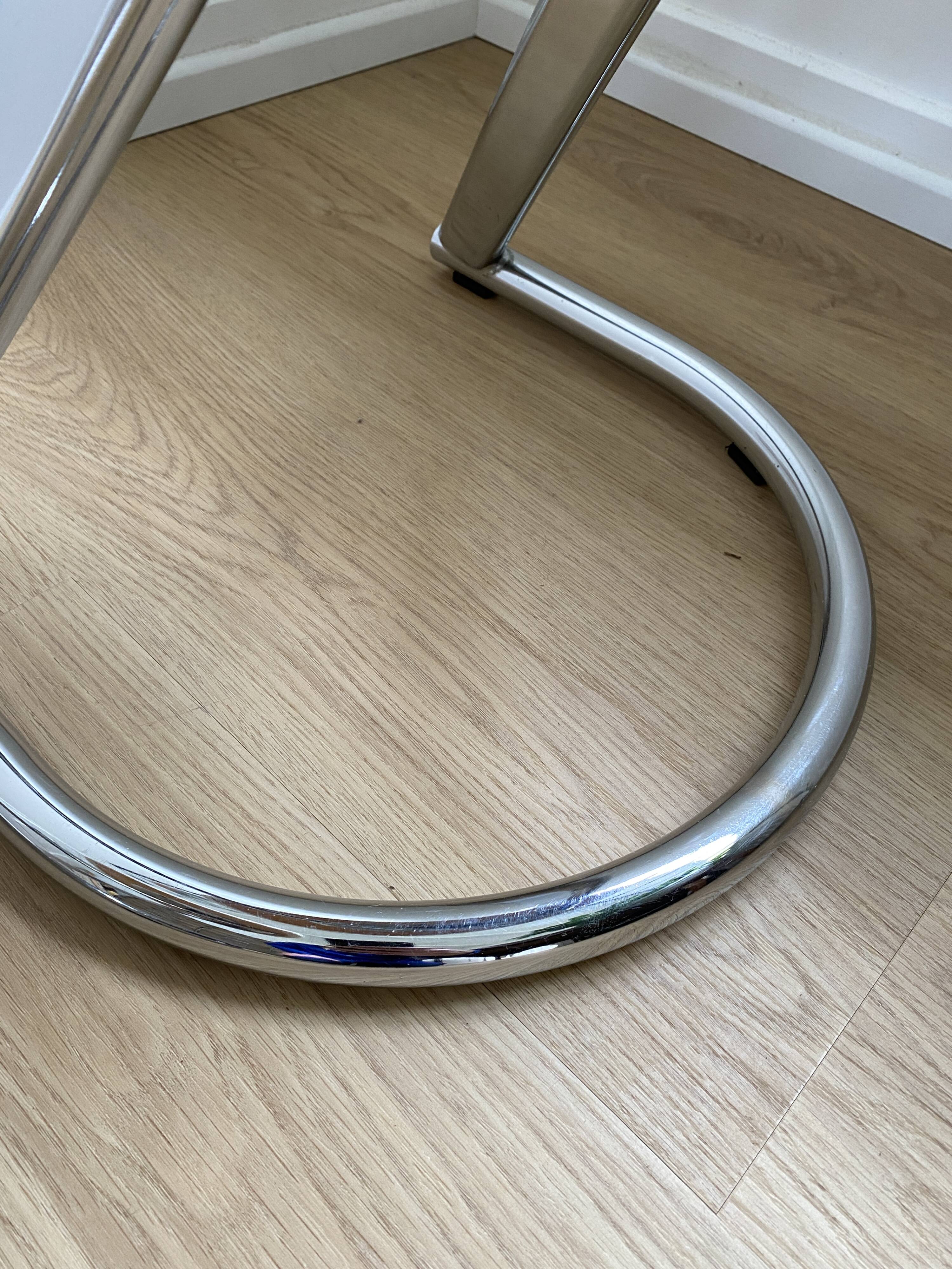 Pair of vintage Z low stools with chrome metal base and white skai seat. H: 49 cm 80s