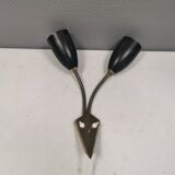 Applique ancienne avec abat-jour en métal noir et bras courbés en laiton