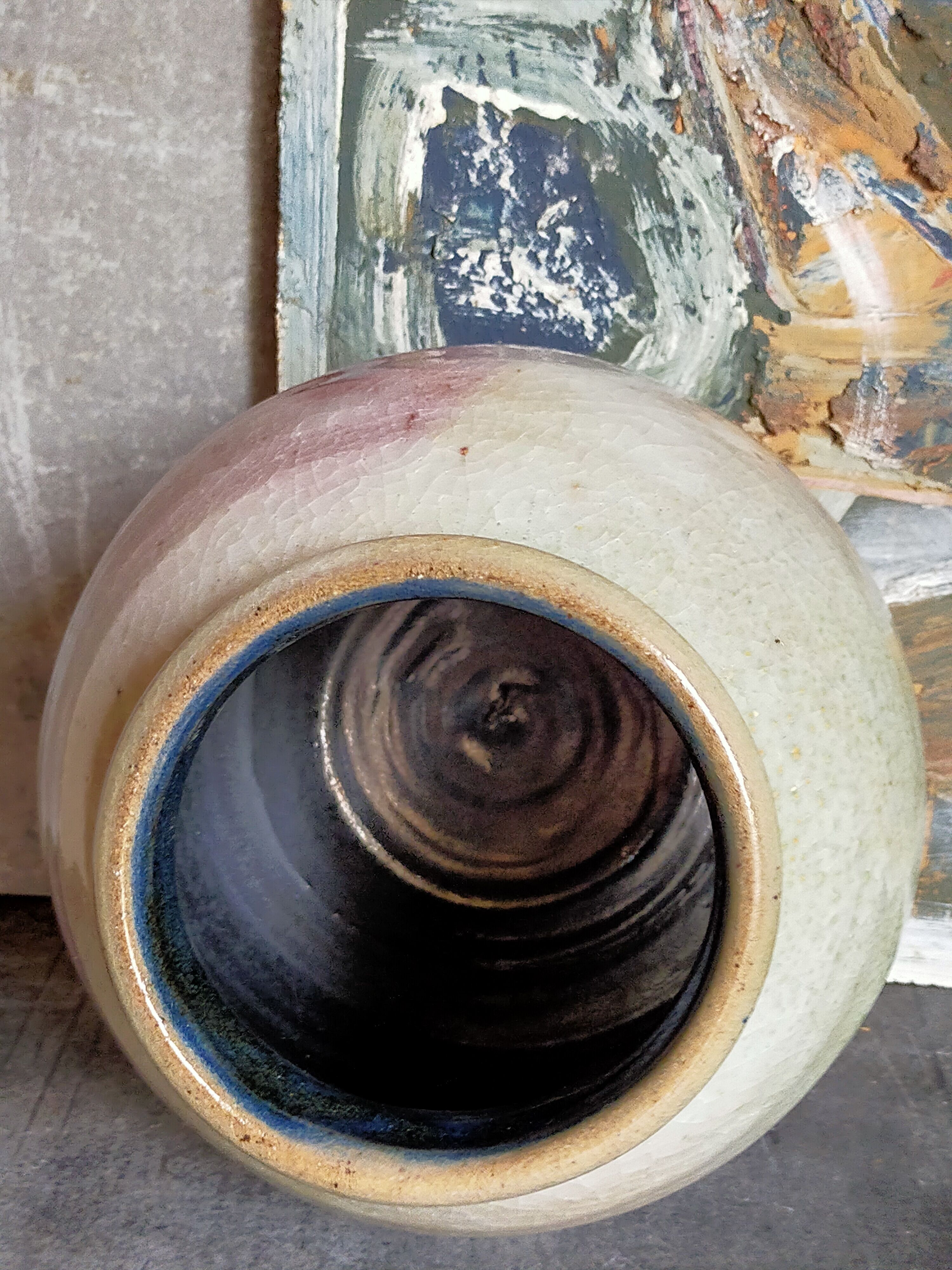 Ball vase in enamel sandstone cracked inside Indigo