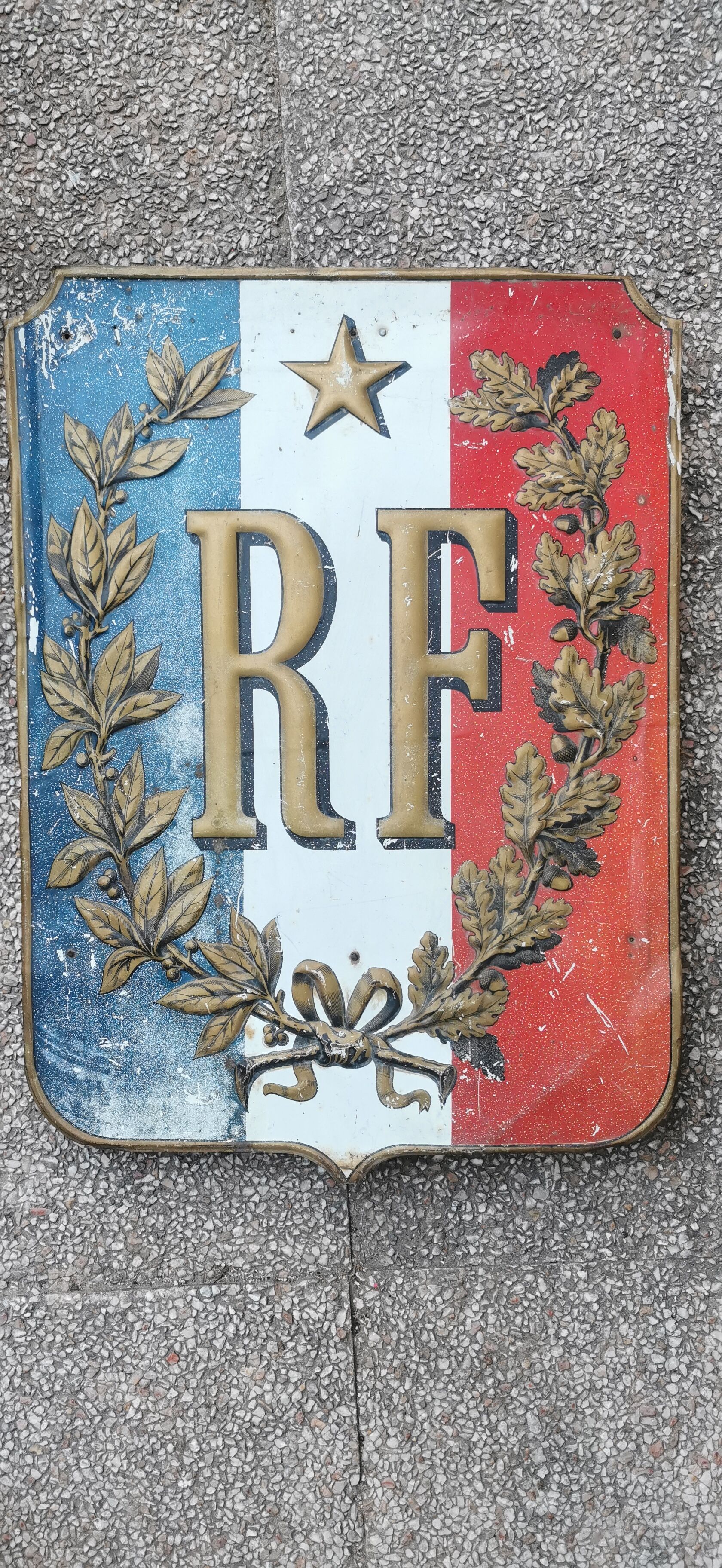 Plaque bearing the flags of mary French Republic