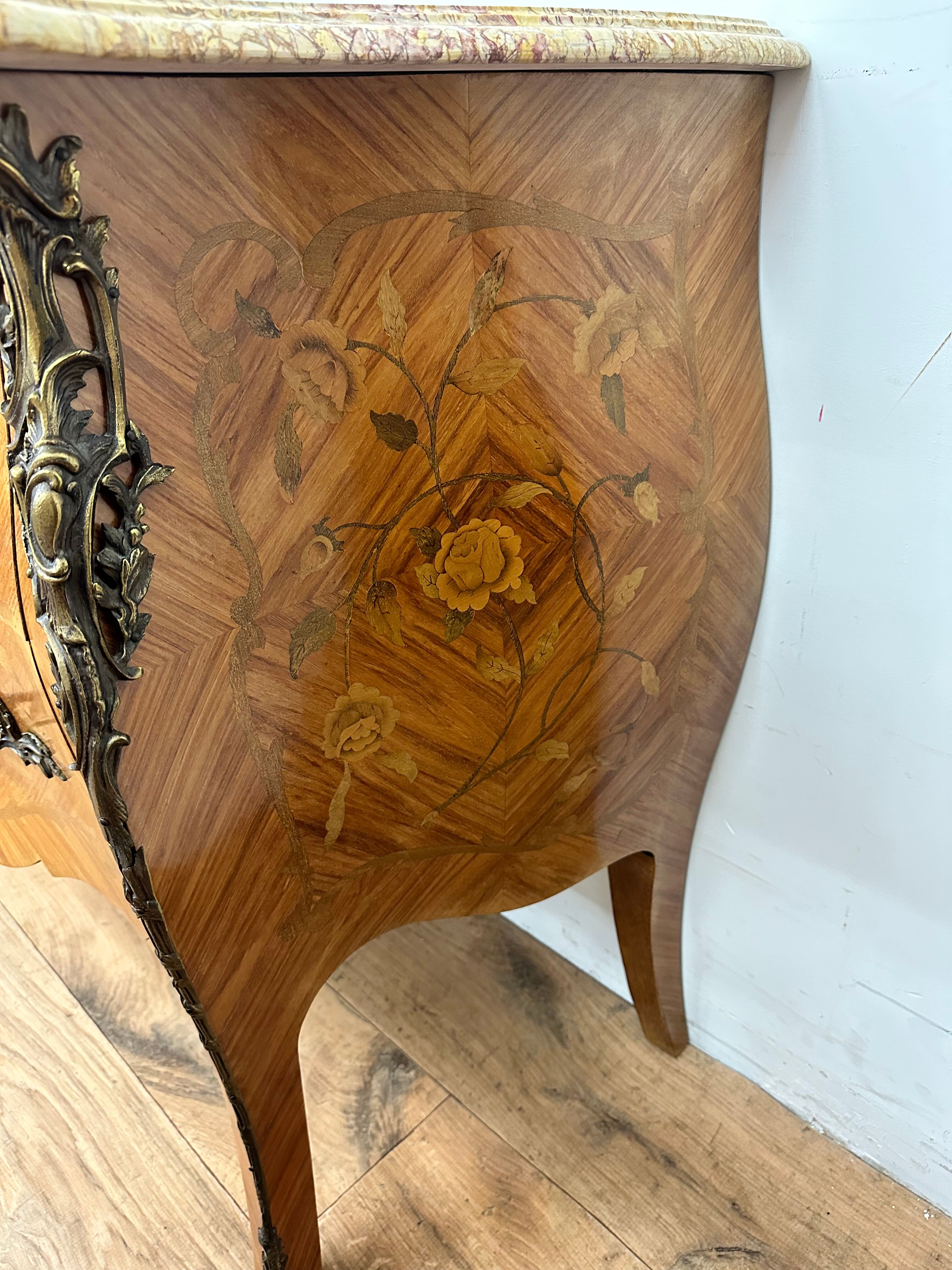 Commode galbé de style louis XV