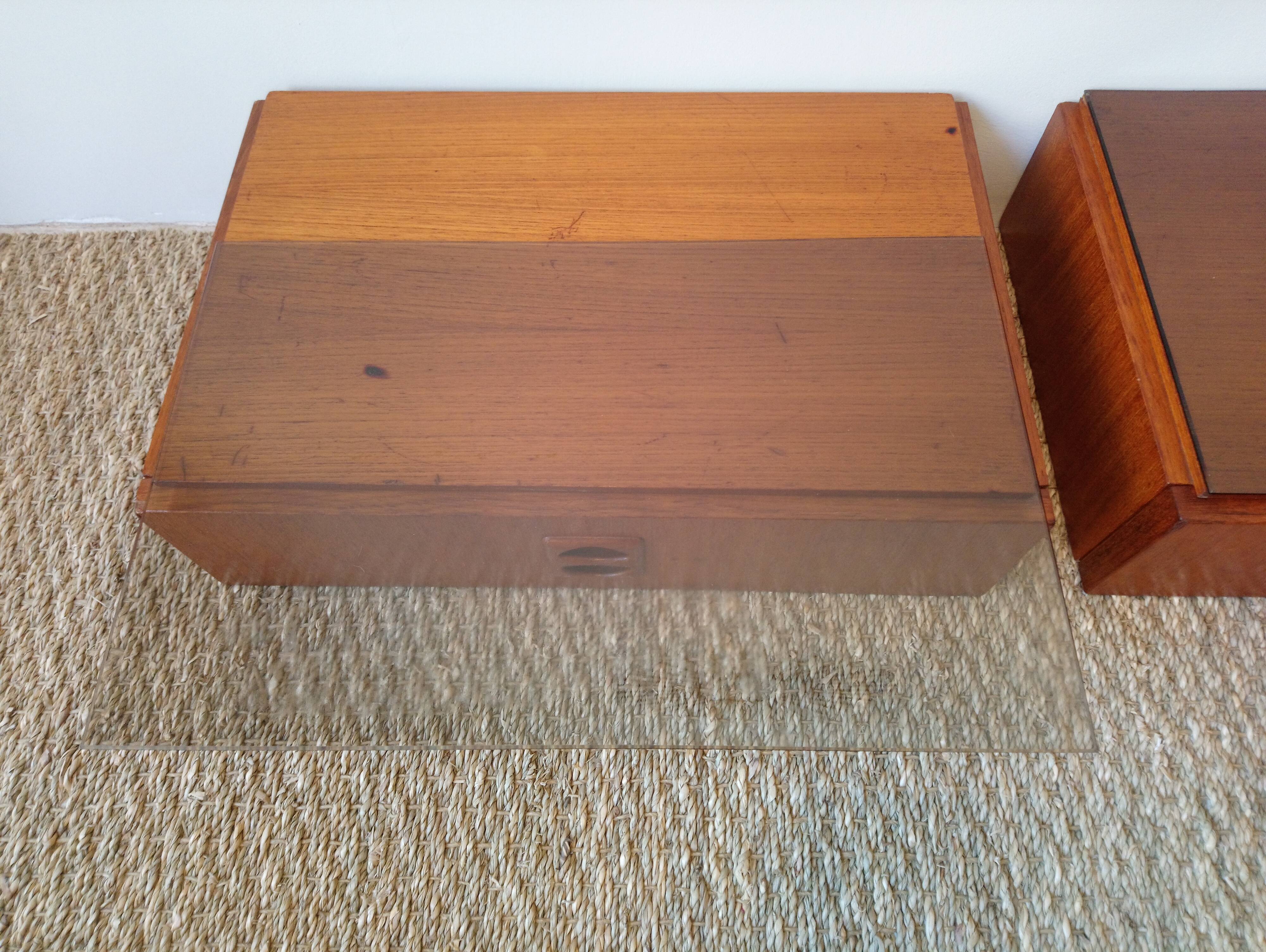 Paire de chevets suspendus scandinaves années 70
