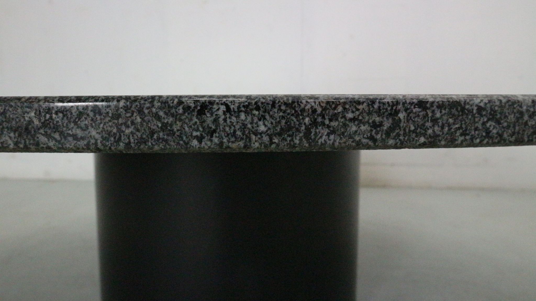 Mid-century  granite stone round coffee table, 1970's italy