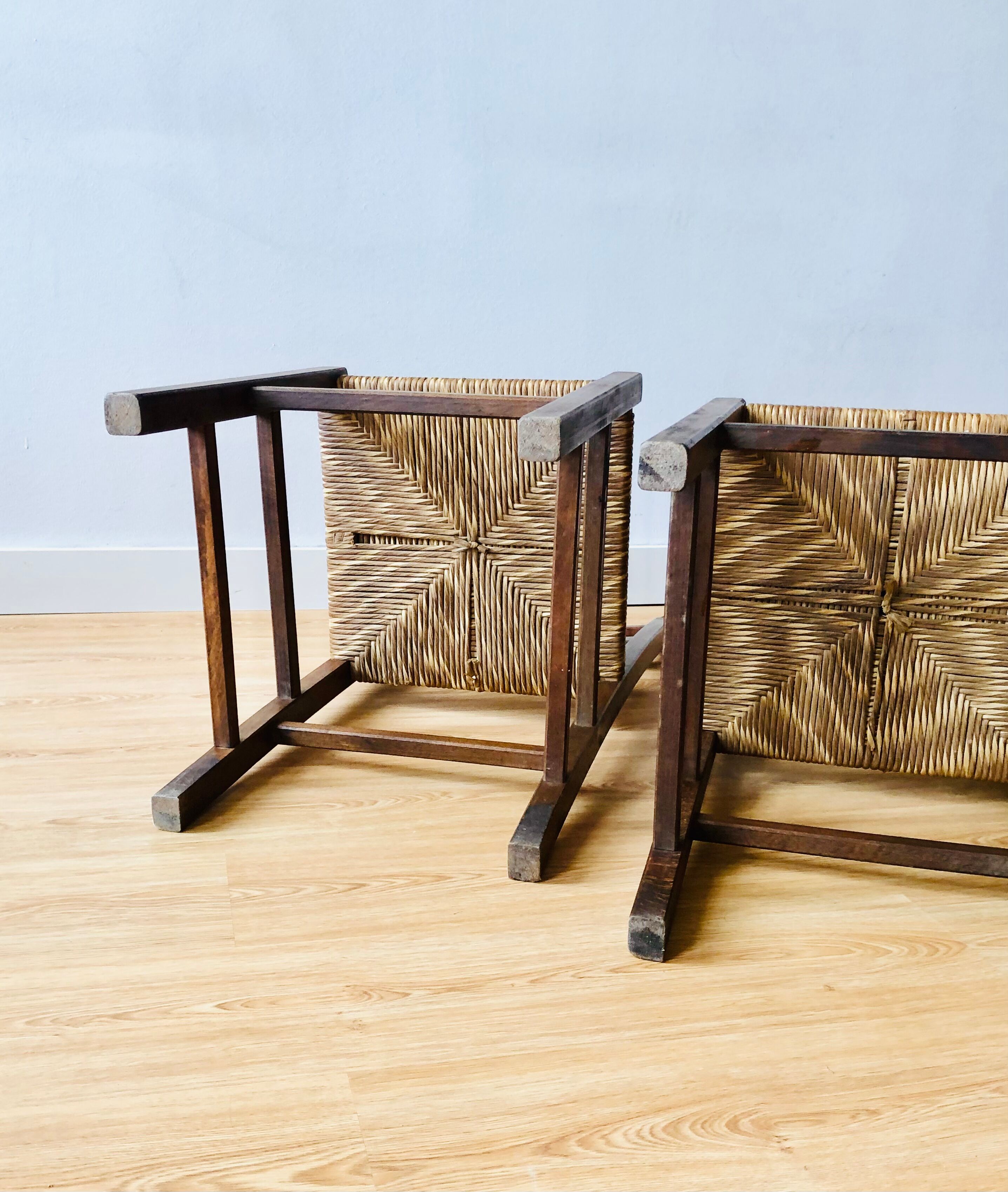 Paire de chaises rustiques en bois et assises paillées