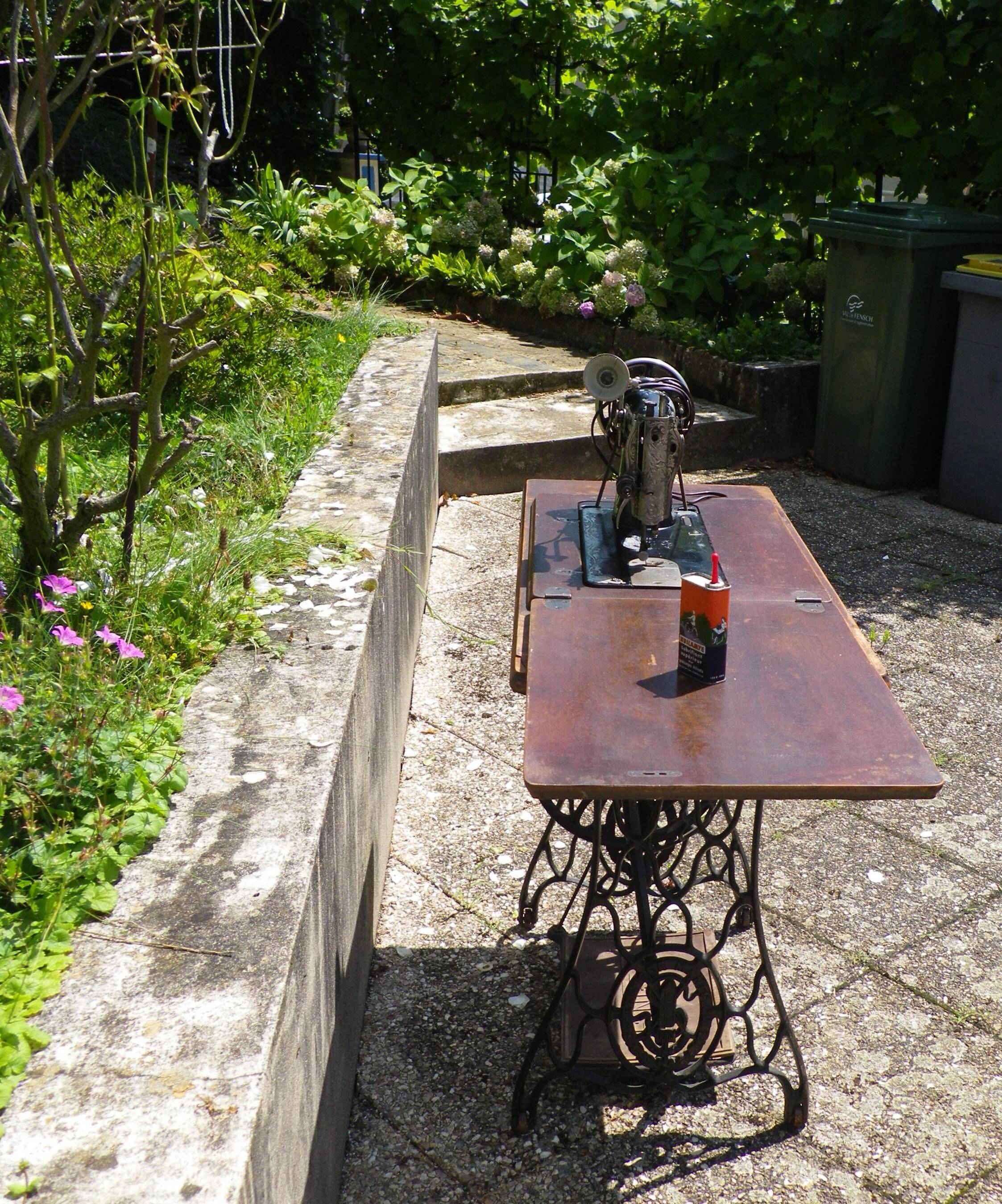 Singer sewing machine, 1928