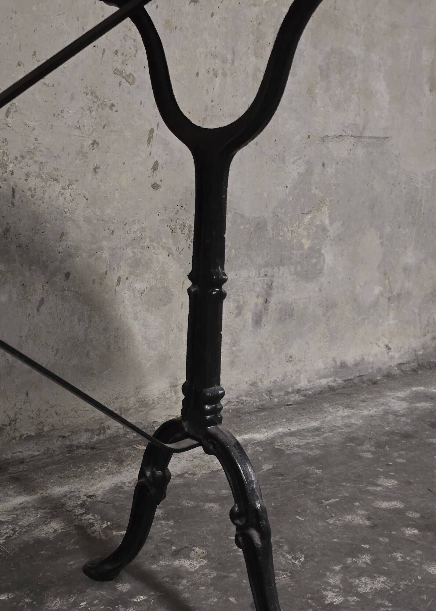 Oval bistro table in white marble with a black cast iron base - 120 cm