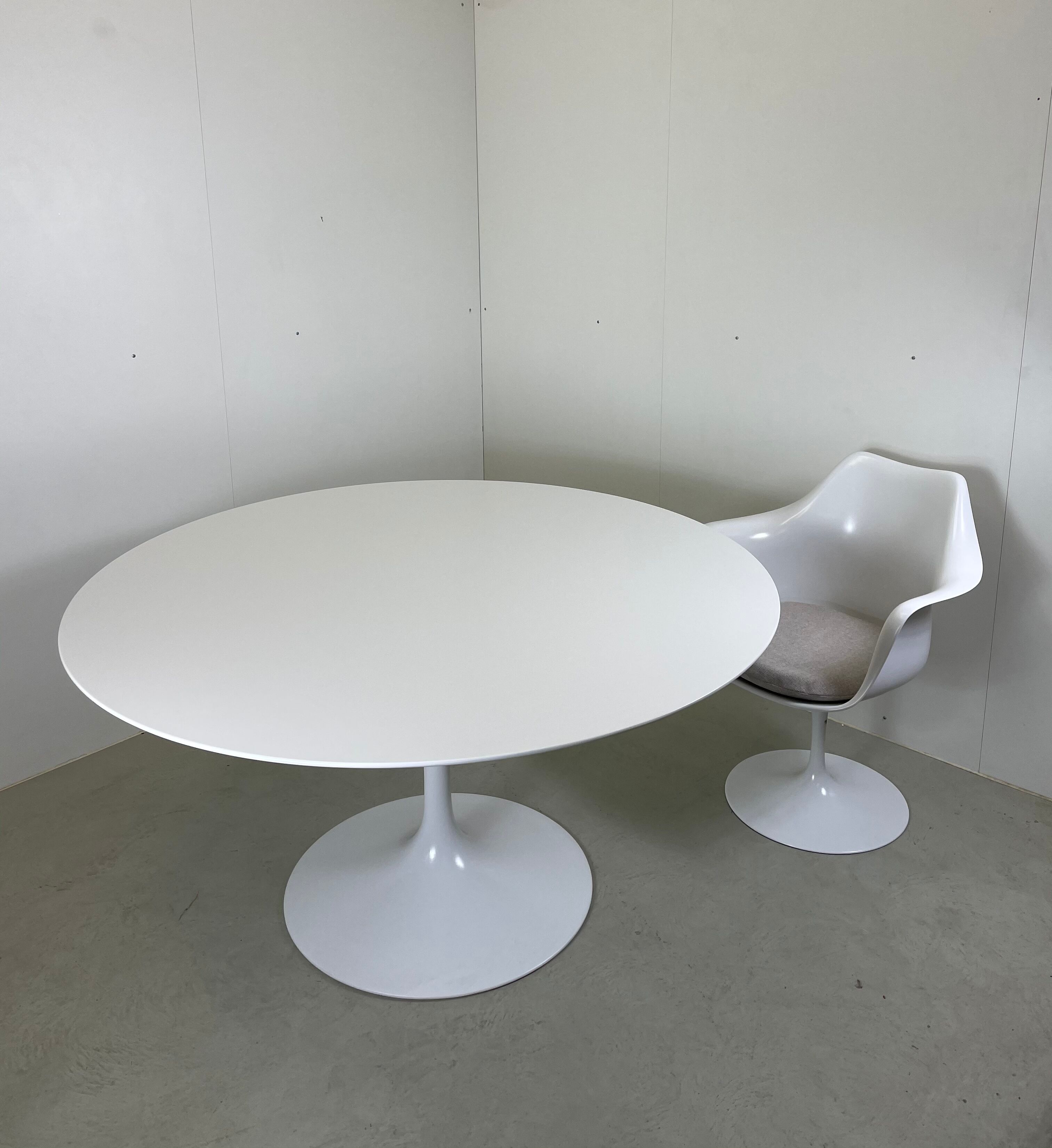 Table Saarinen pour Knoll International années 1960