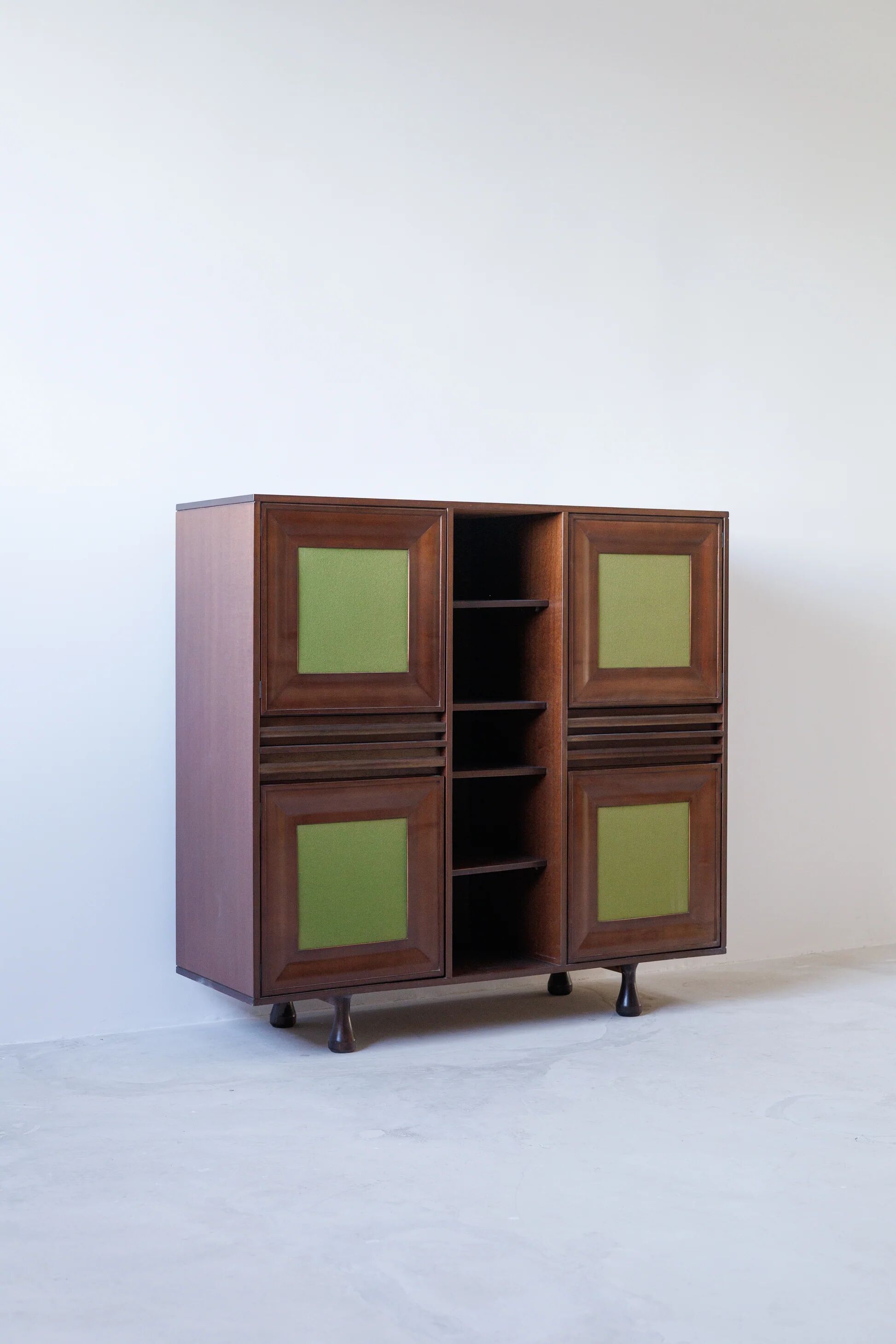 Angelo Cabinet en acajou, Mangiarotti pour Sorgente dei Mobili, Italie, années 1960