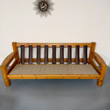 Canapé en pin massif et bouclette design scandinave des années 70