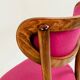Chaise rétro en bois cintré de style classique, revêtement en laine fuchsia, rénovée.