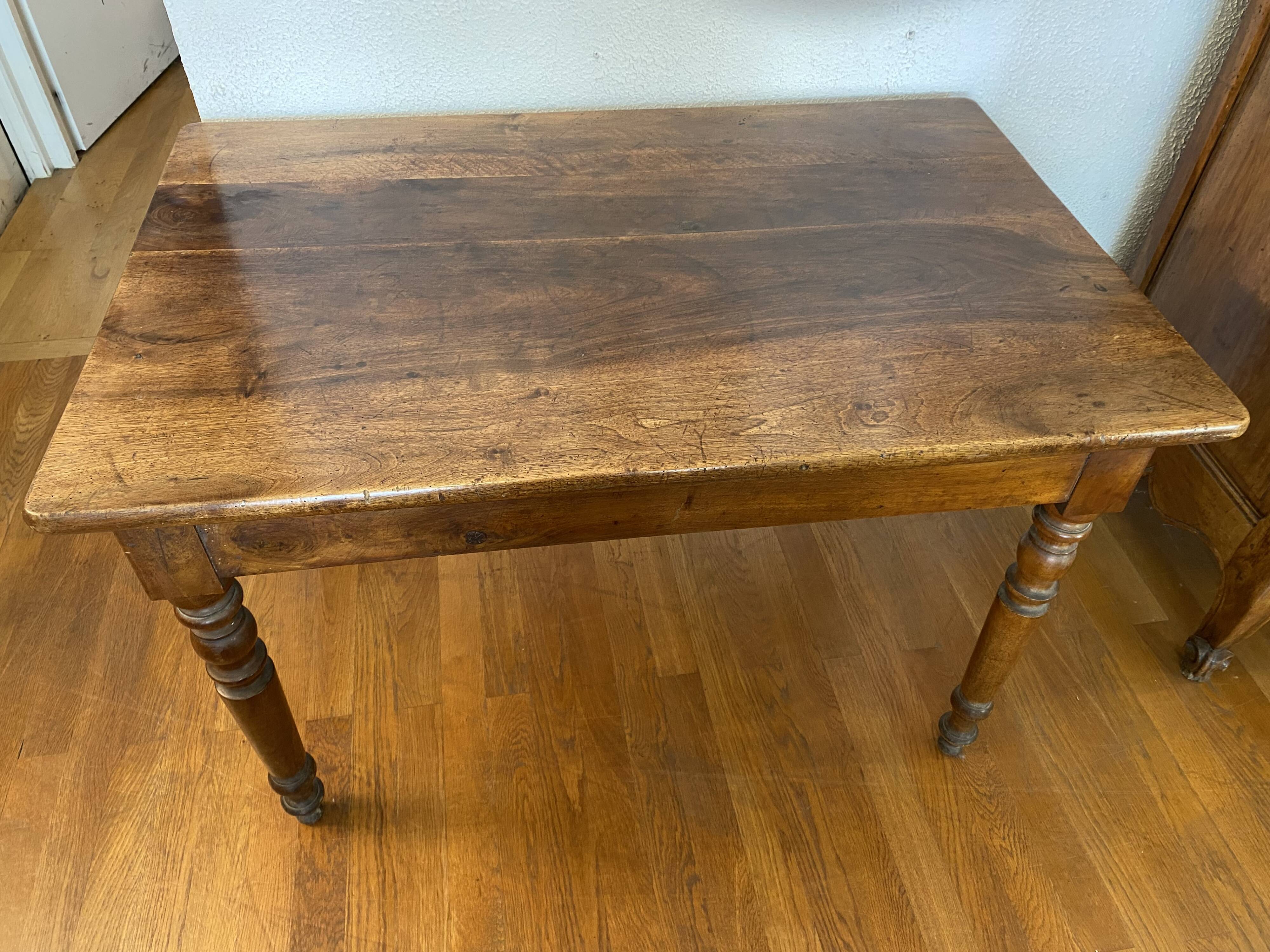 Table de bistro en noyer, pieds tournés