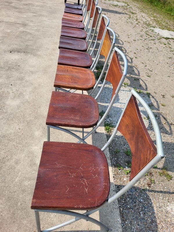 Ensemble de 10 chaises de salle à manger bistro tubulaires en chêne de style industriel vintage