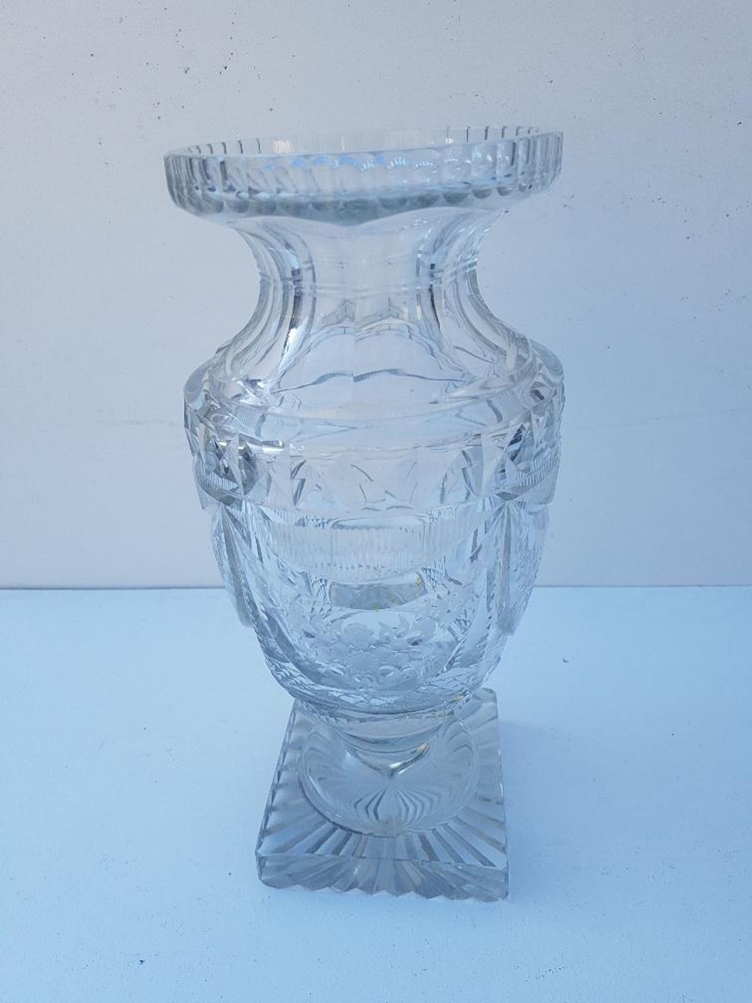 Vase cristal taillé forme Médicis