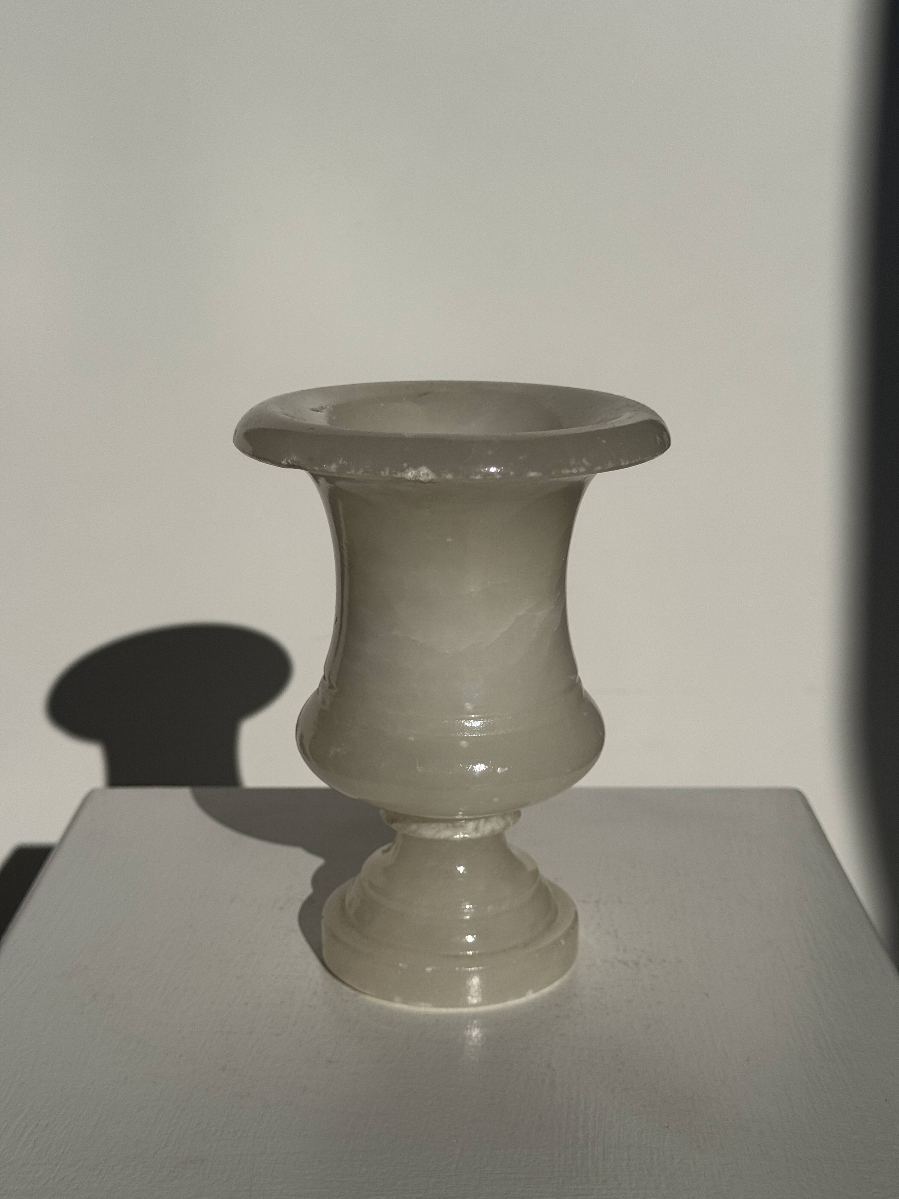Small Médicis vase in alabaster H15.5 D11