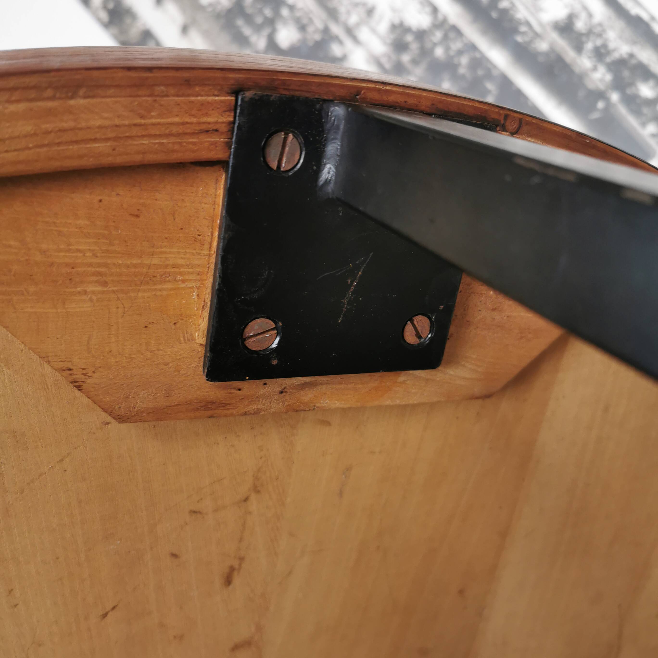 Round coffee table in walnut veneer and metal