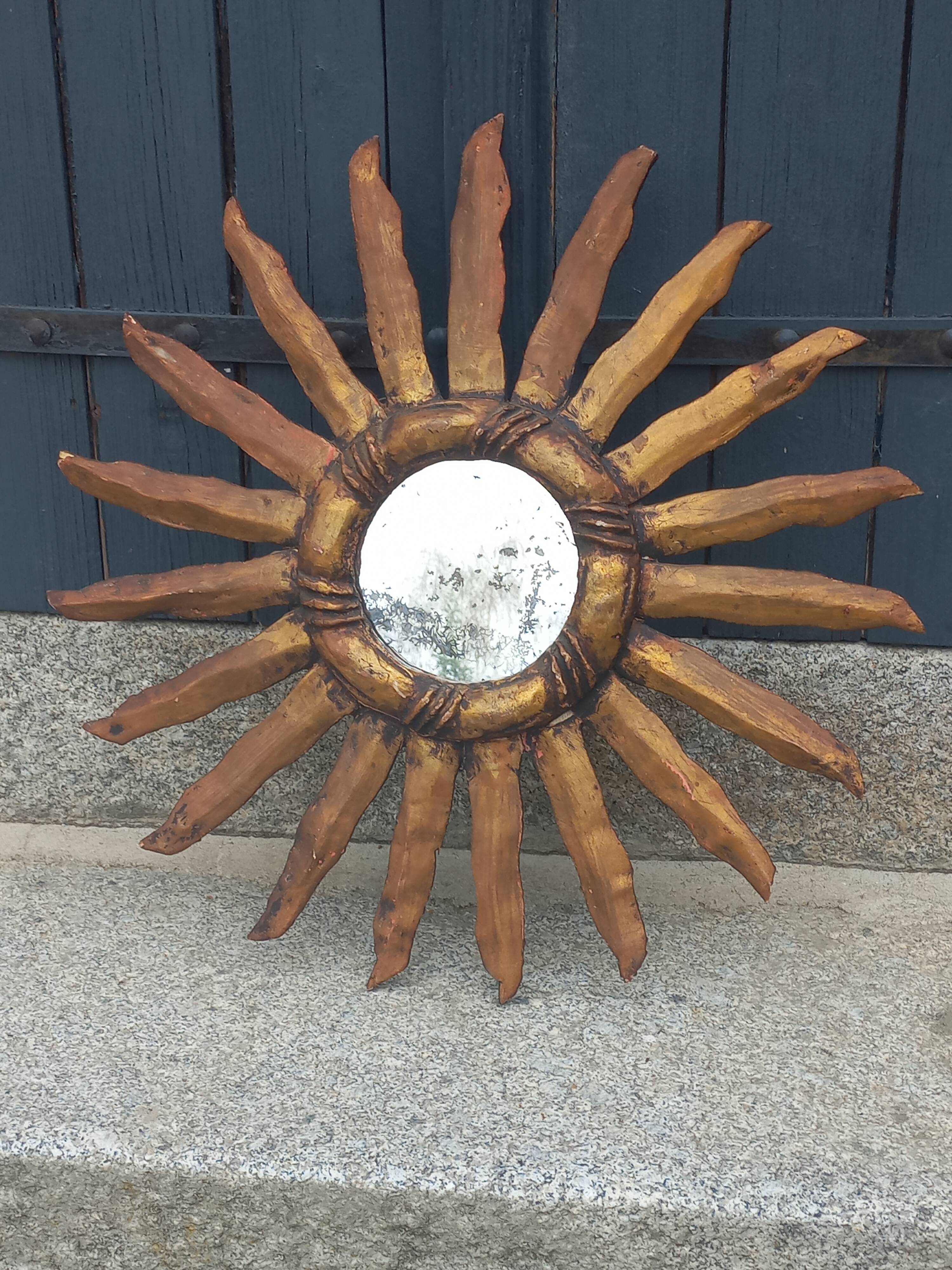 Miroir soleil en bois et stuc doré, années 50