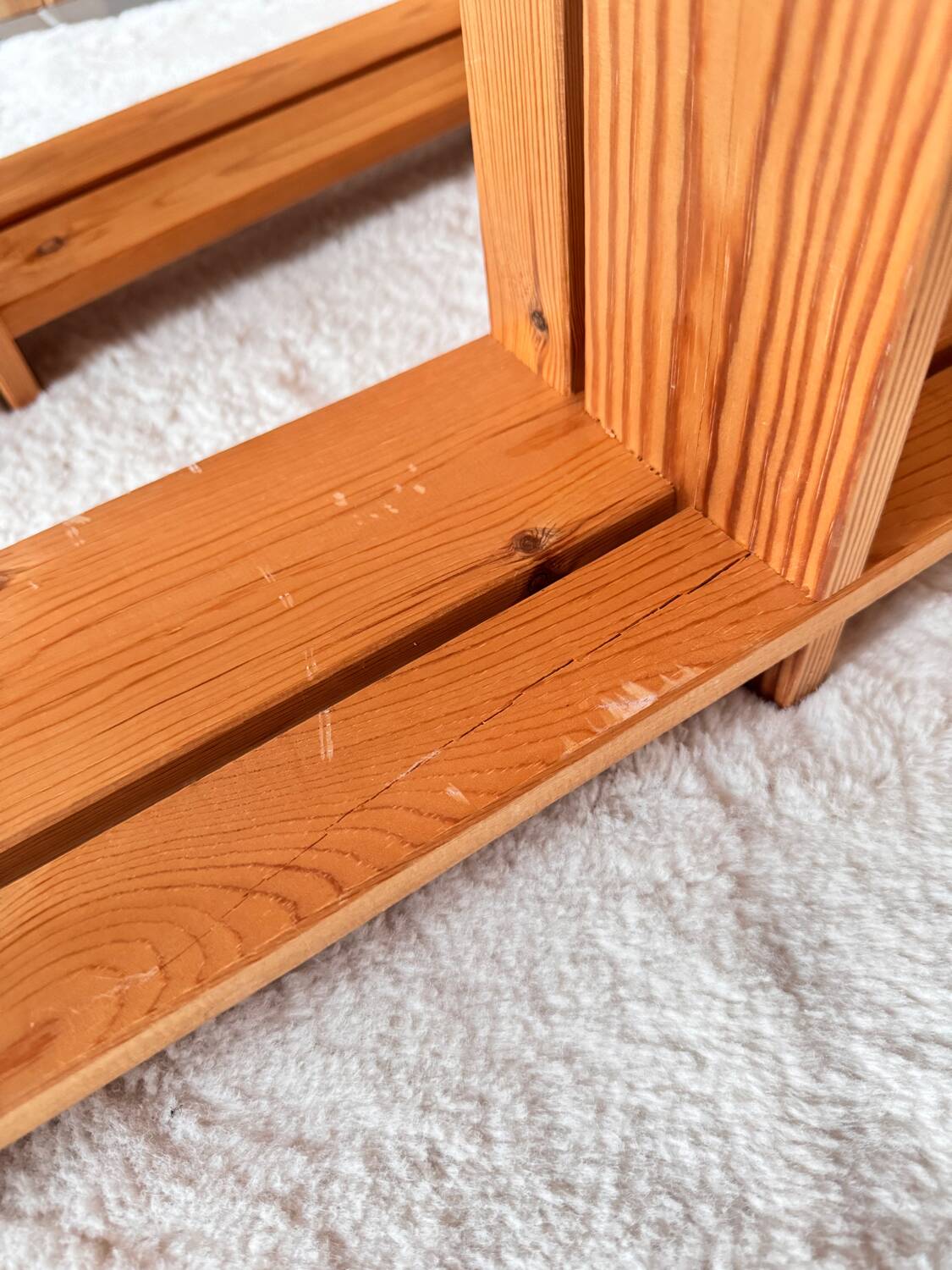 Lot de deux étagères en bois (pin) murales