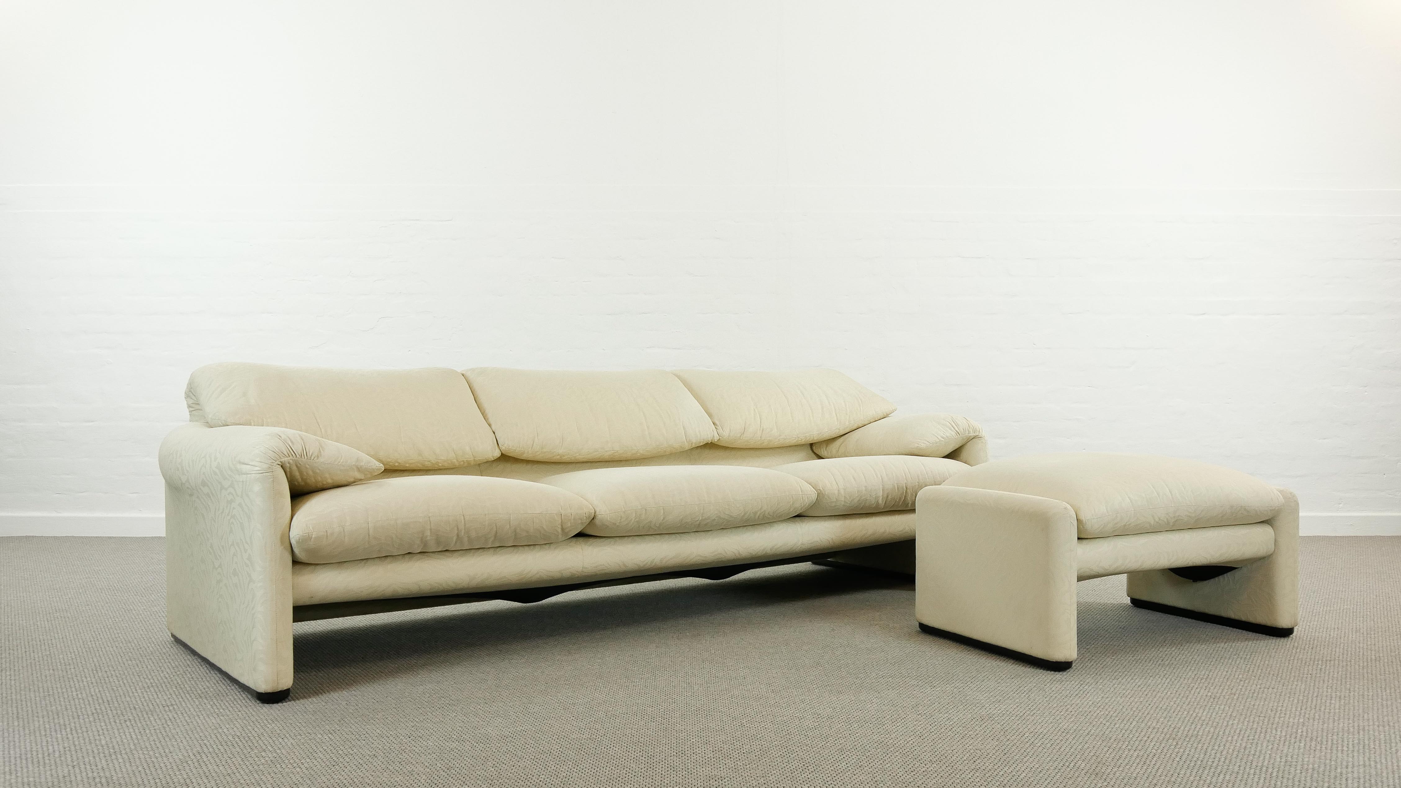 Maralunga 3-seat Sofa with Footrest in offwhite by Vico Magistretti for Cassina, Italy
