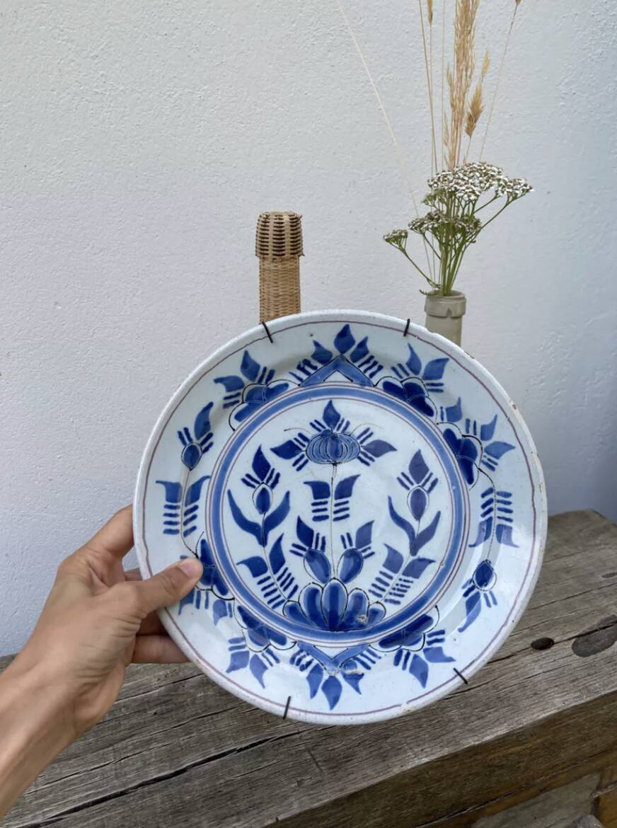 Decorative plate blue flowers