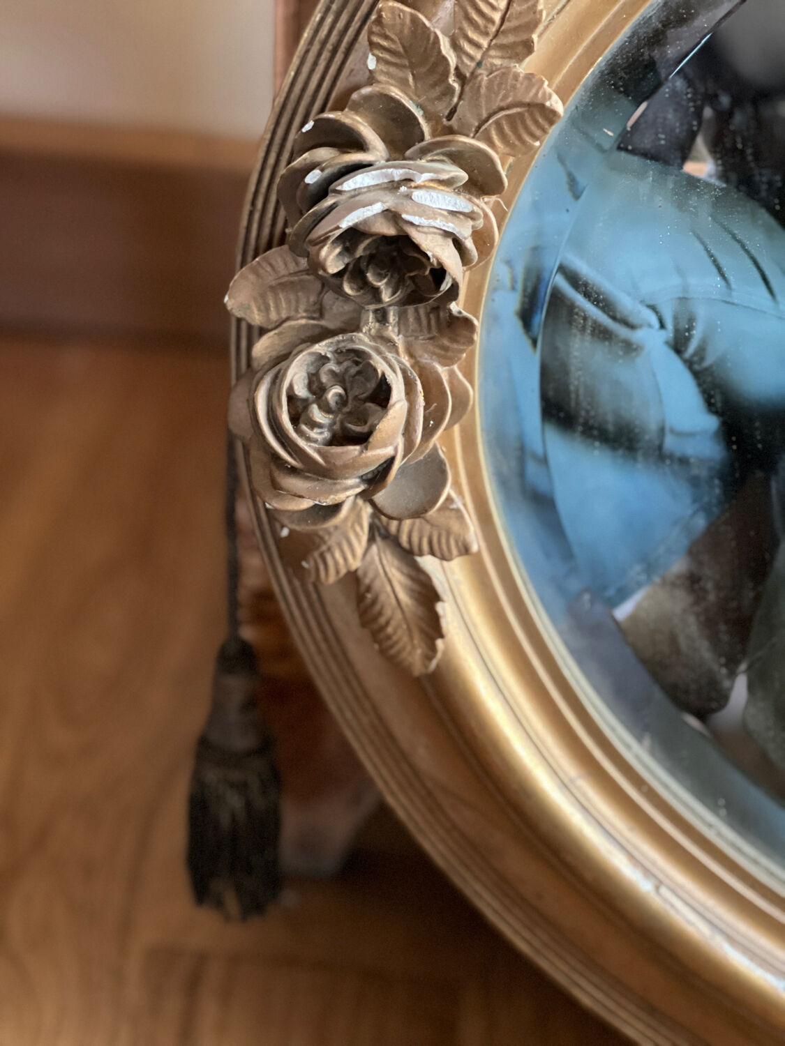 Oval gold mirror
