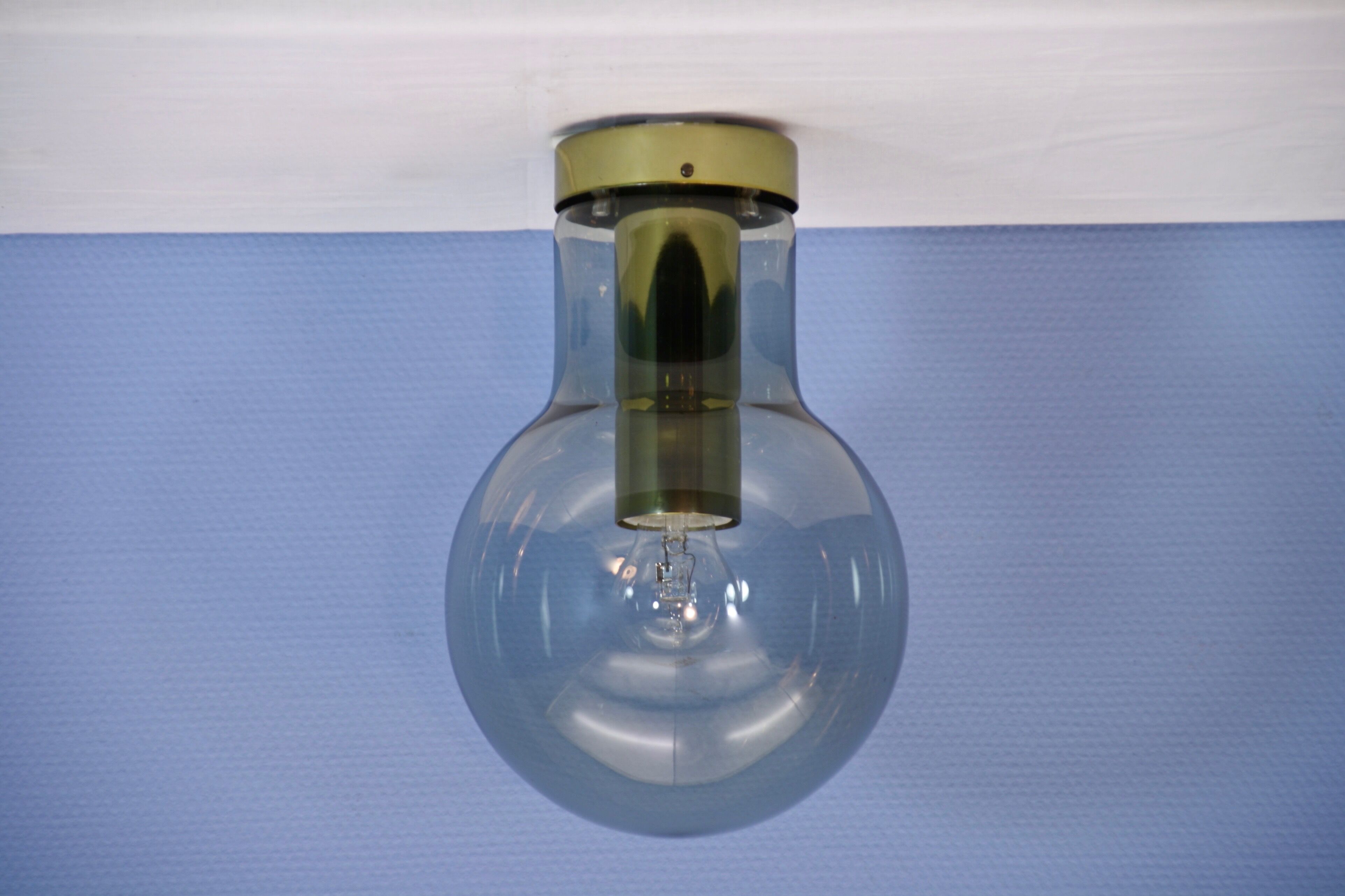 Plafonnier en verre teinté par Frank Ligtelijn pour Raak Amsterdam, années 60