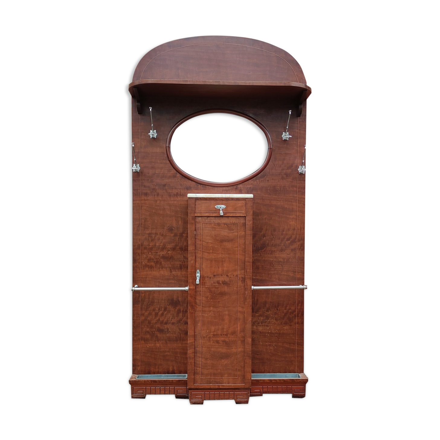 Art deco entrance cloakroom