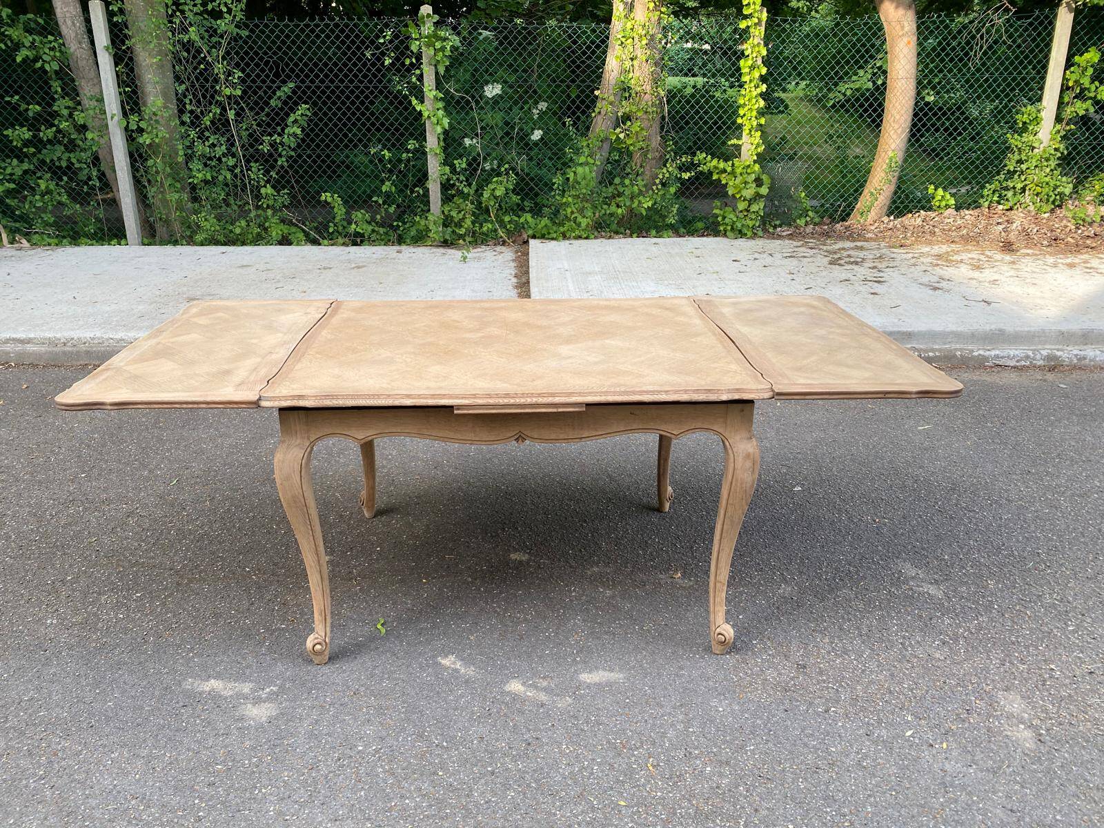 Table à manger extensible Louis XV bois massif chêne et marqueterie 200cm
