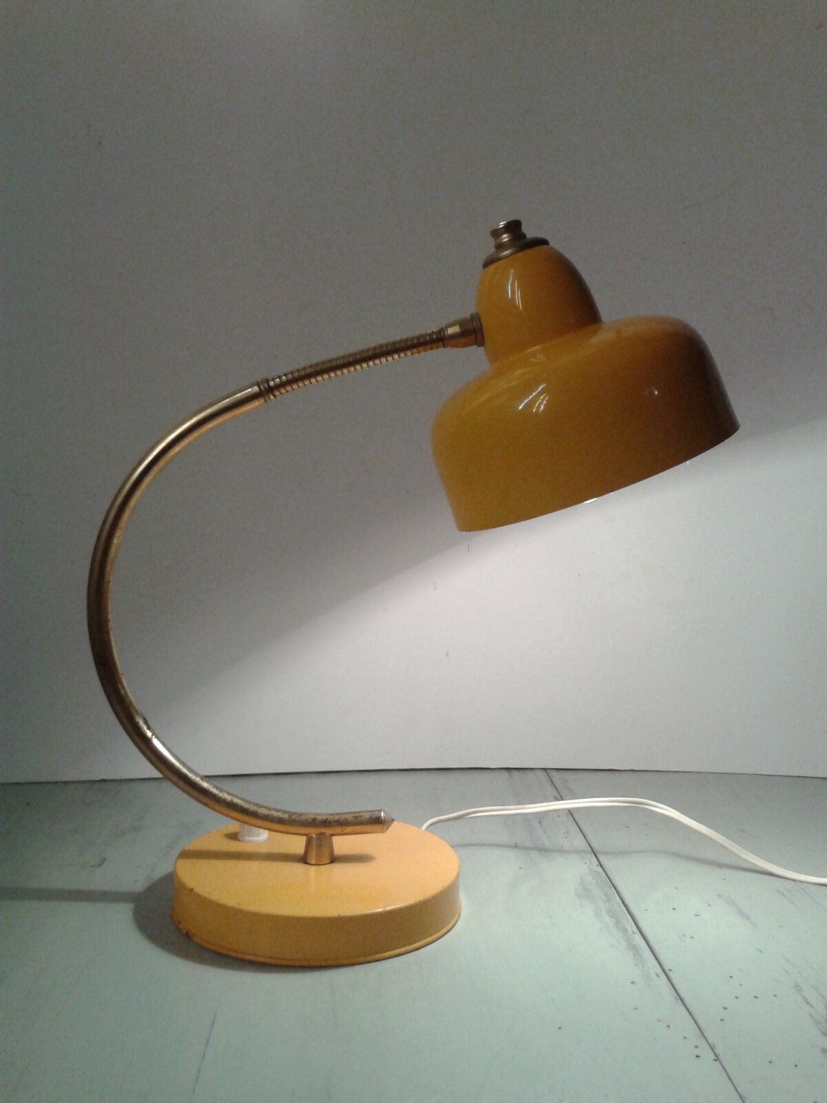 Lampe vintage  60 tôle laquée et laiton