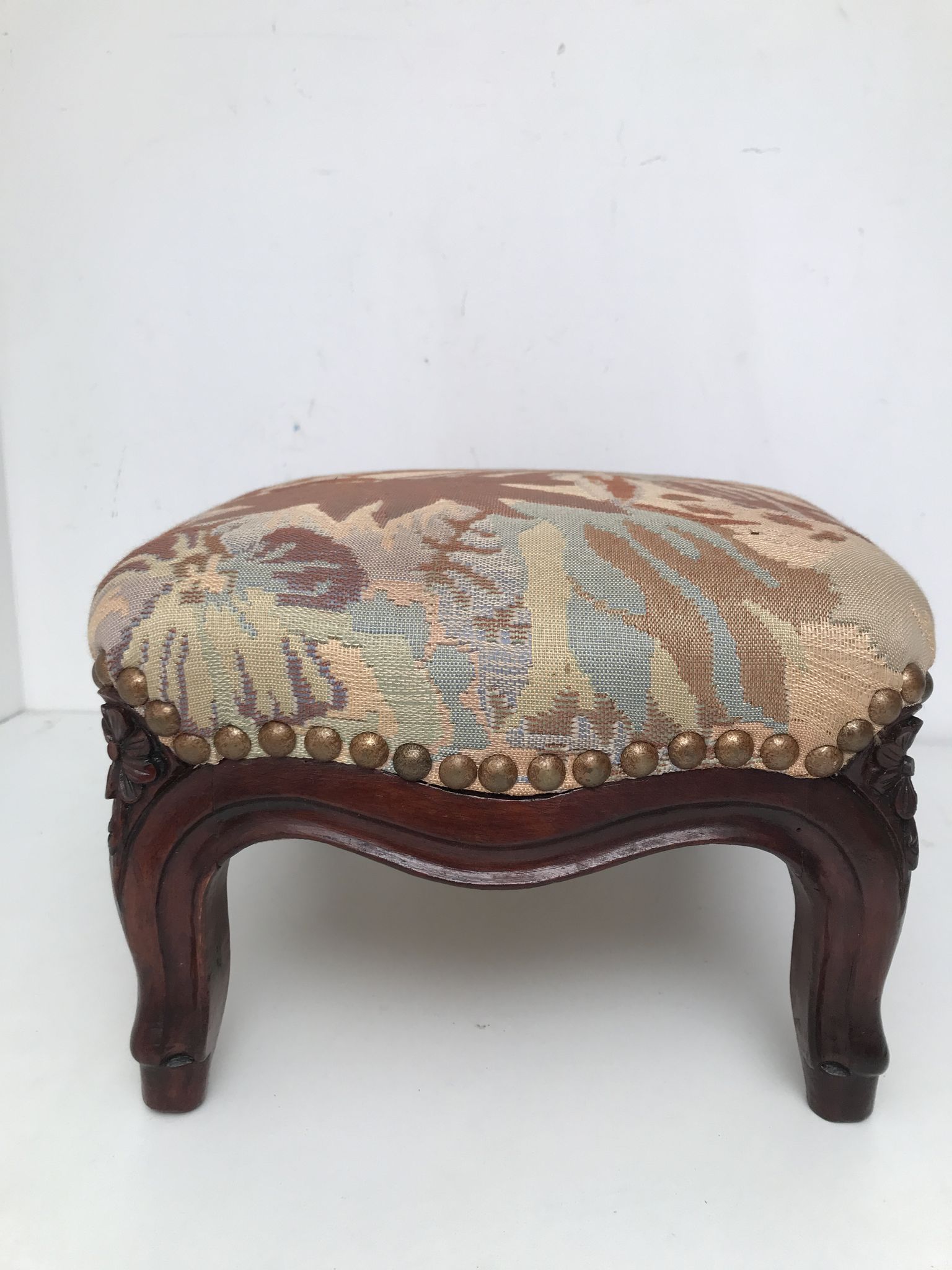 Repose-pied en bois rembourré vintage style Louis IV