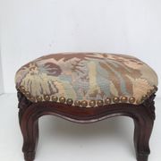 Repose-pied en bois rembourré vintage style Louis IV