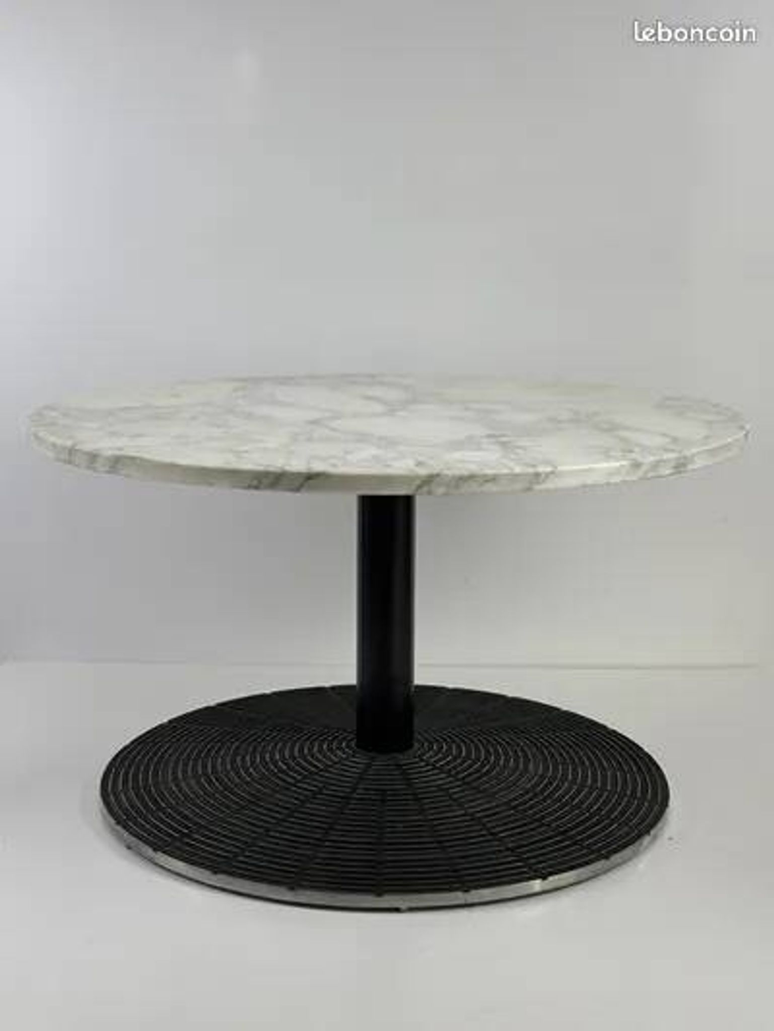 Tecno Varedo Coffee Table White Veined Marble Black Lacquered Metal Grid Base 1980s Italian Design Collector's Item