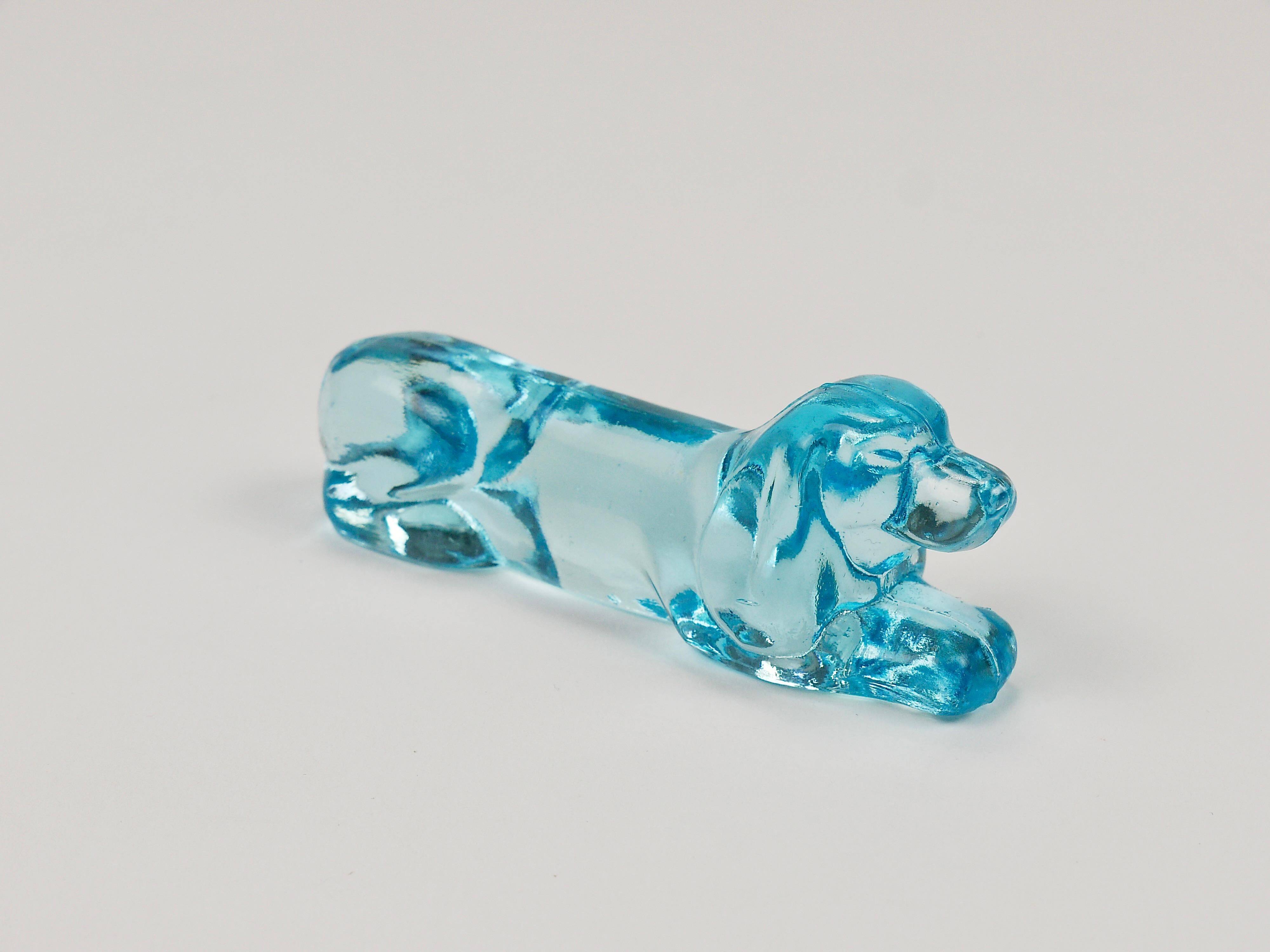 6 repose-couteaux Art déco français en verre bleu clair, années 1930 représentant un teckel ou basset
