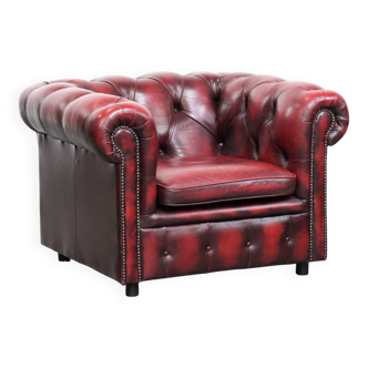 Fauteuil Chesterfield en cuir de vachette rouge anglais, orné de clous décoratifs