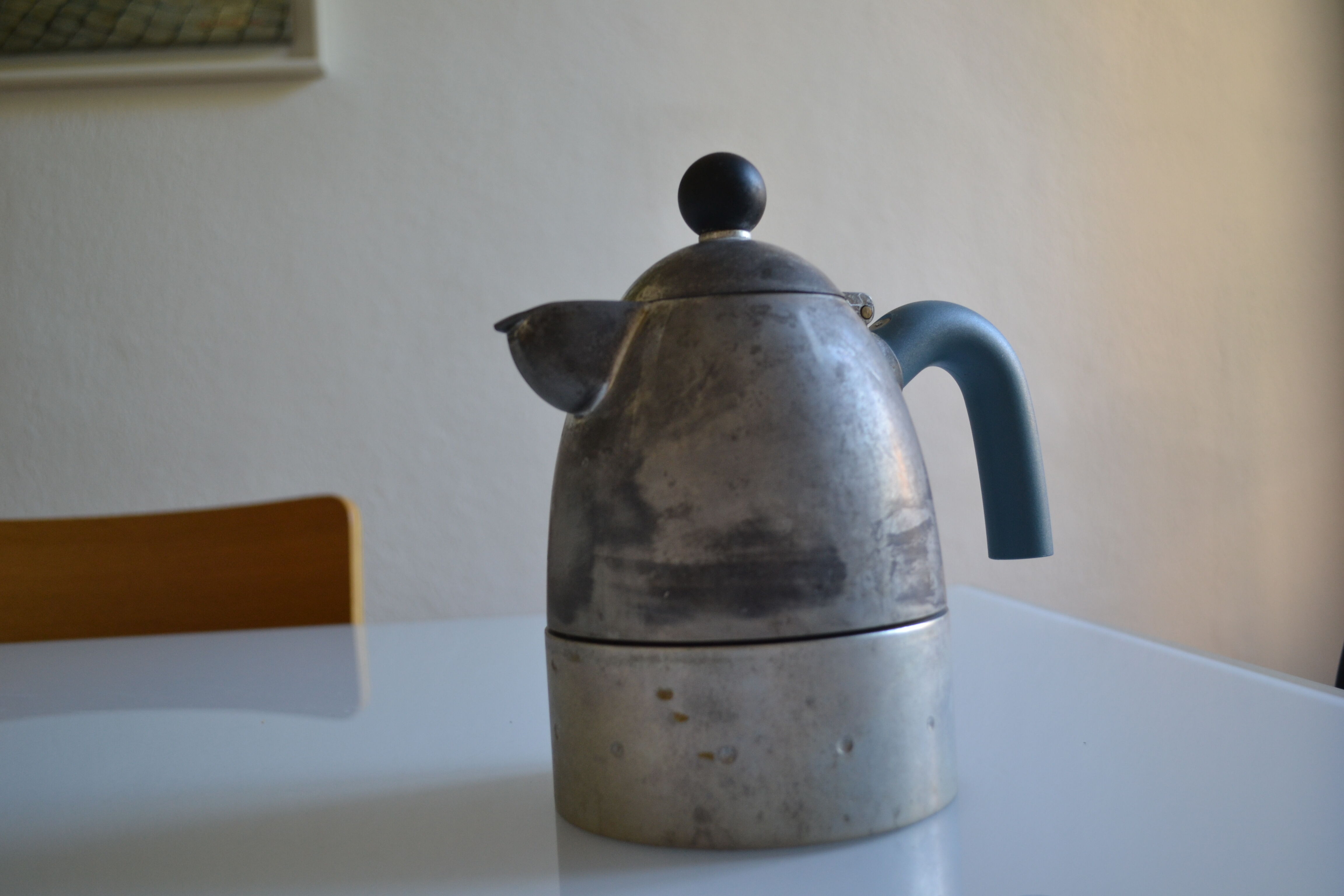 Cafetière alessi postmoderniste " pellicano " par Michael Graves