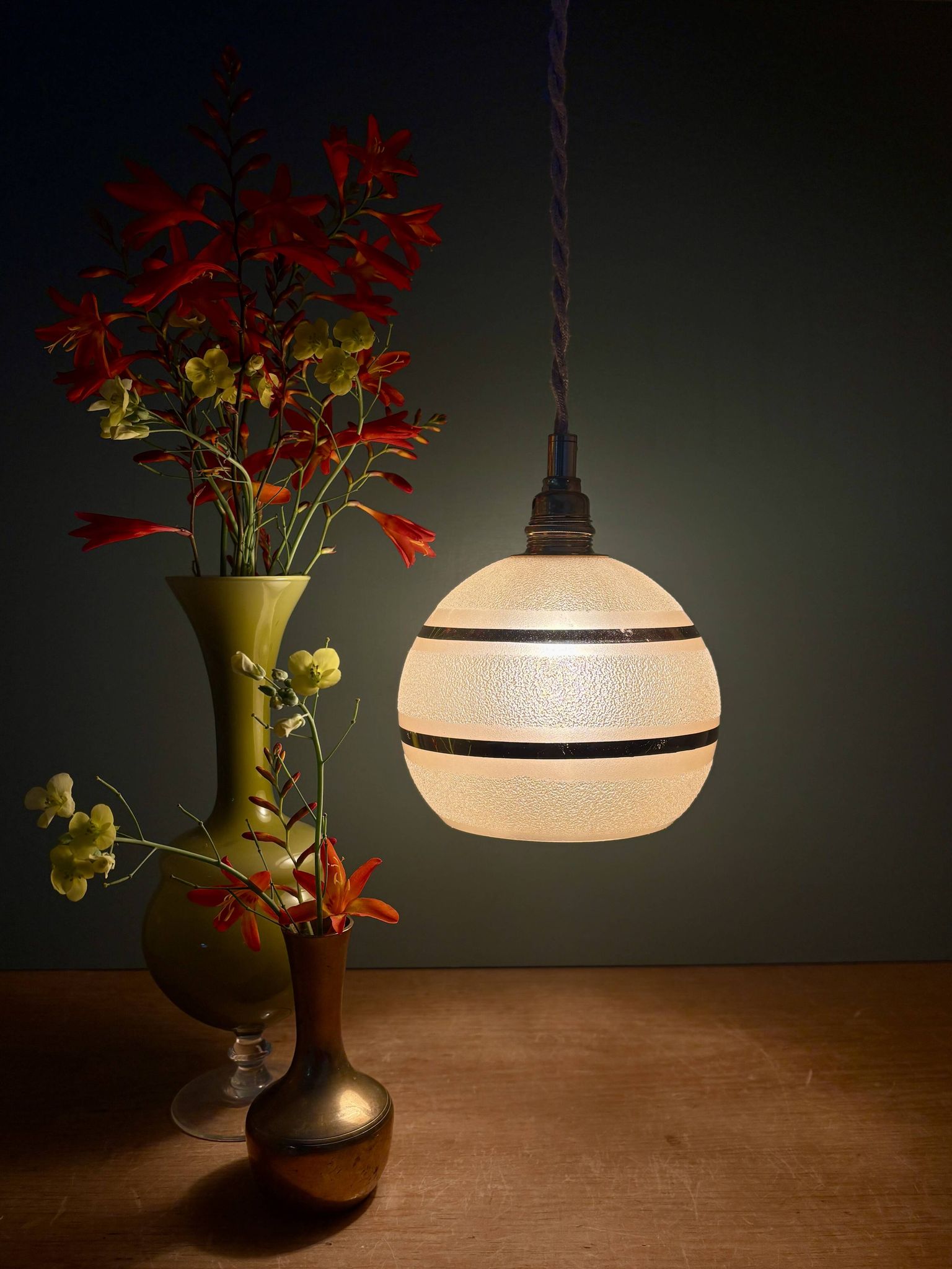 Suspension globe vintage en verre granité jaune et doré