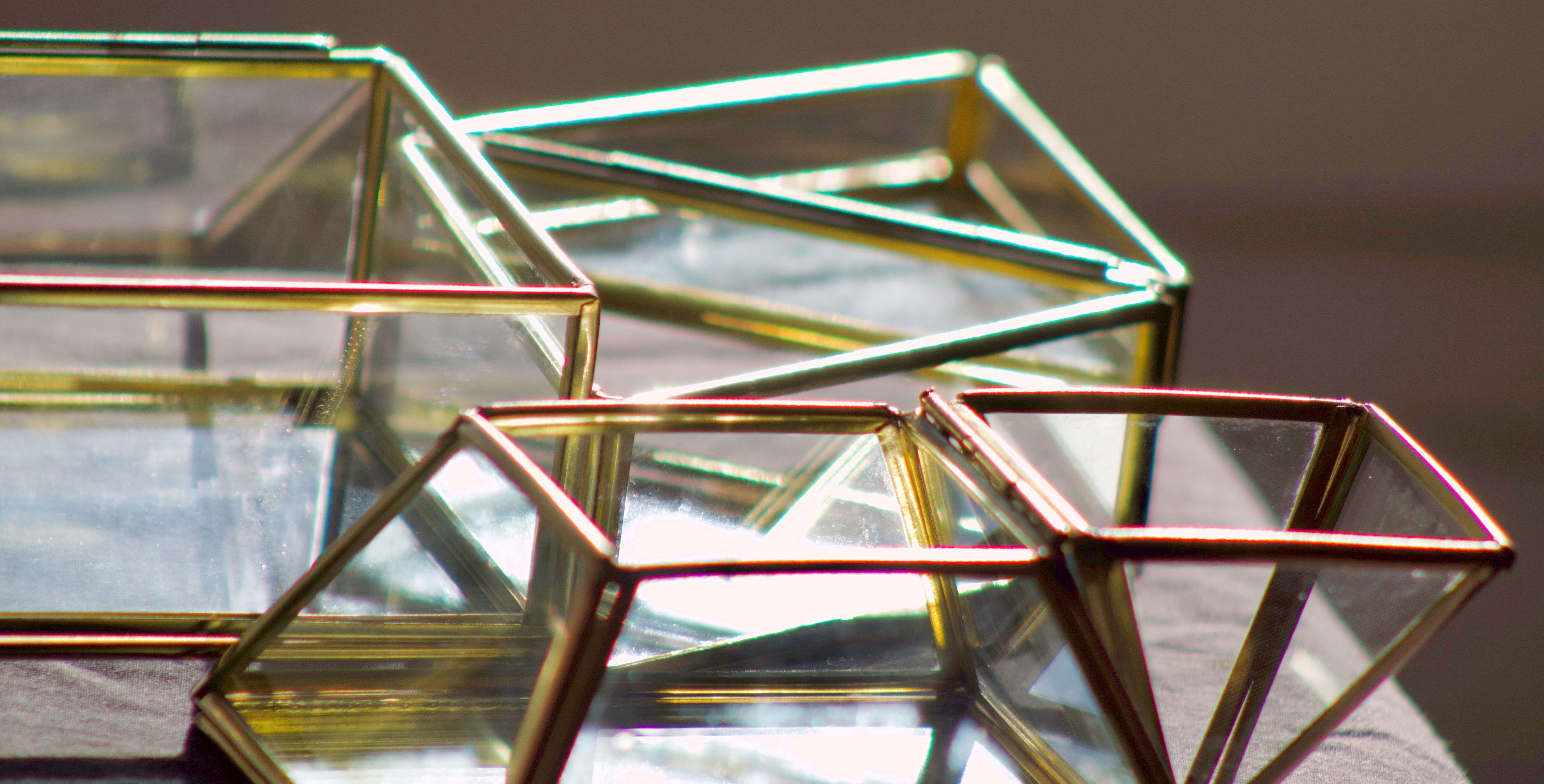 4 anciennes boites à bijoux en verre, laiton et miroir