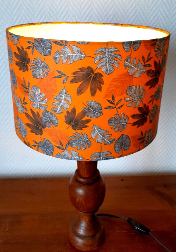 Lampe en bois art déco et abat-jour feuillages