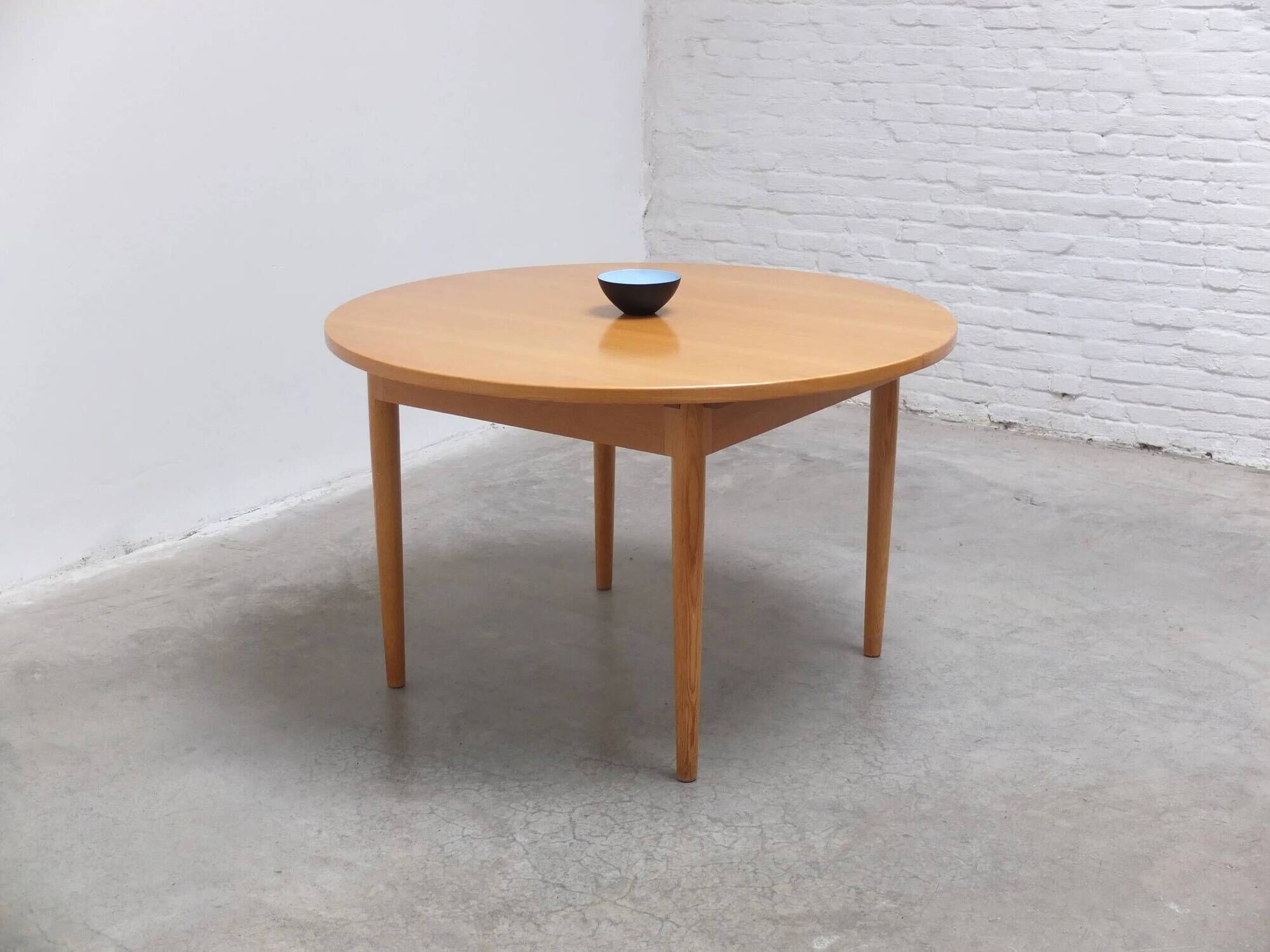Round extendable dining table in oak by Van Den Berghe-Pauvers, 1970s