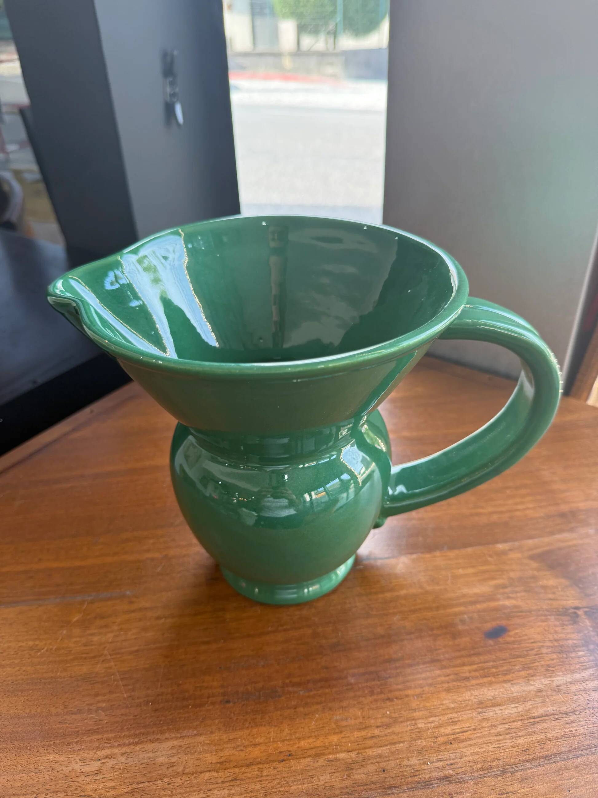 Pichet, pot à eau en faïence émaillée verte – HB Quimper, période art déco