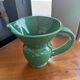 Pichet, pot à eau en faïence émaillée verte – HB Quimper, période art déco