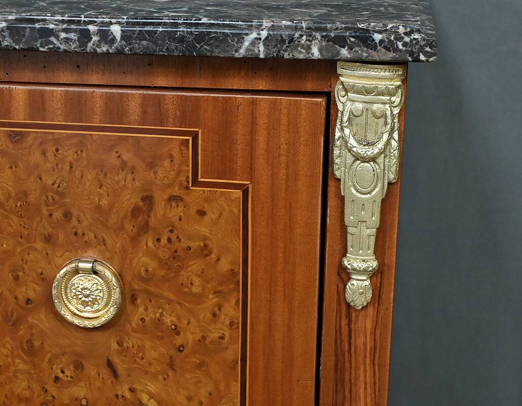 Commode sauteuse en marqueterie, style Louis XVI – milieu XXe