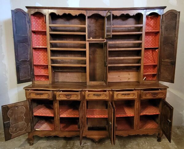 Vaisselier à horloge époque Louis XV en noyer et orme, entièrement sculpté