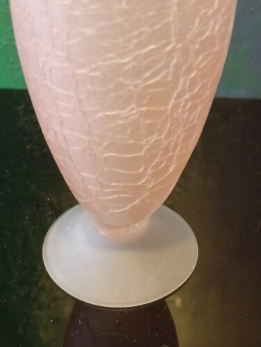 Vase en pâte de verre craquelé, couleur rose. forme conique sur piédouche