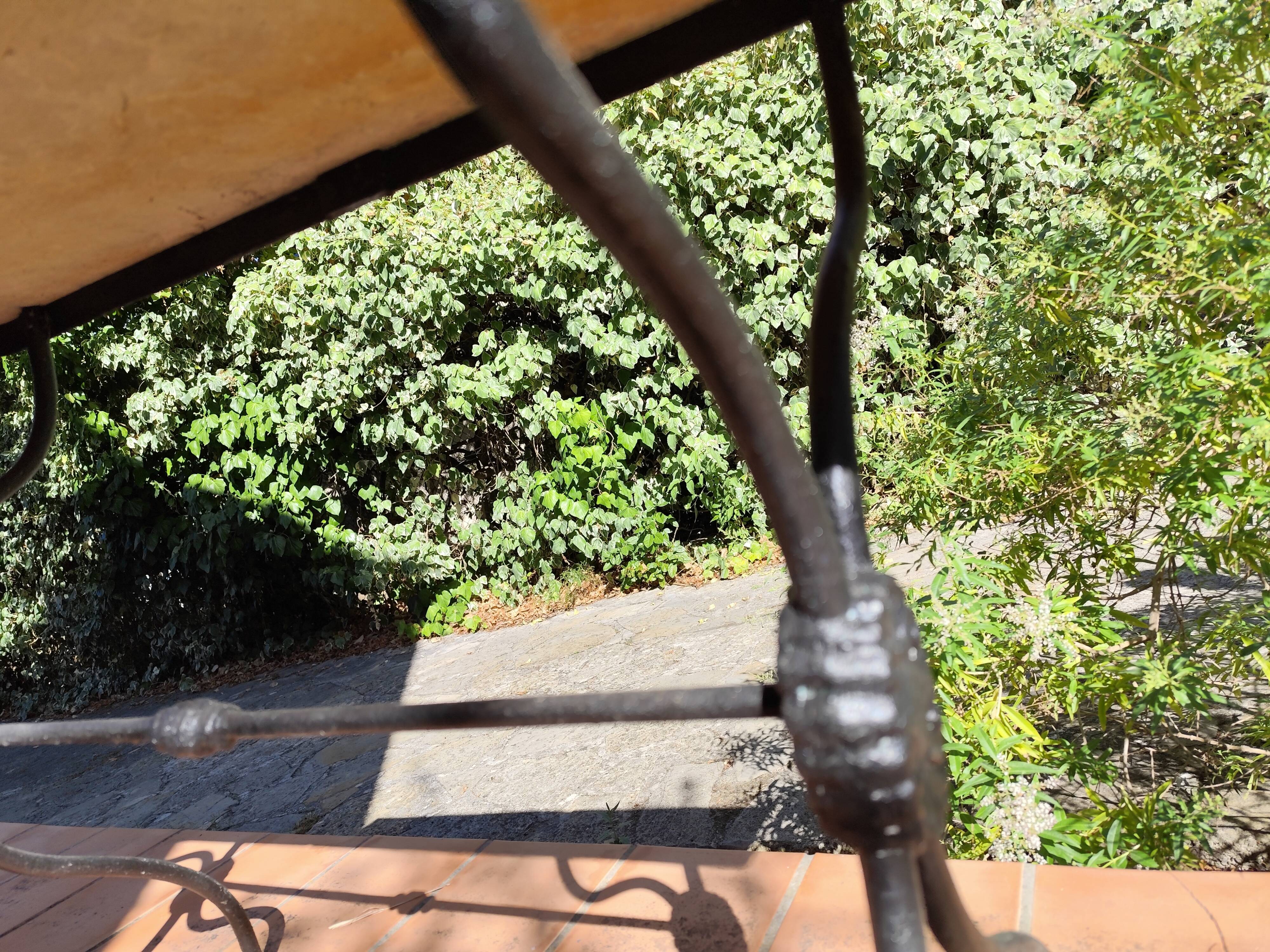 Table bistrot rectangulaire piètement x en fonte et plateau en marbre vintage