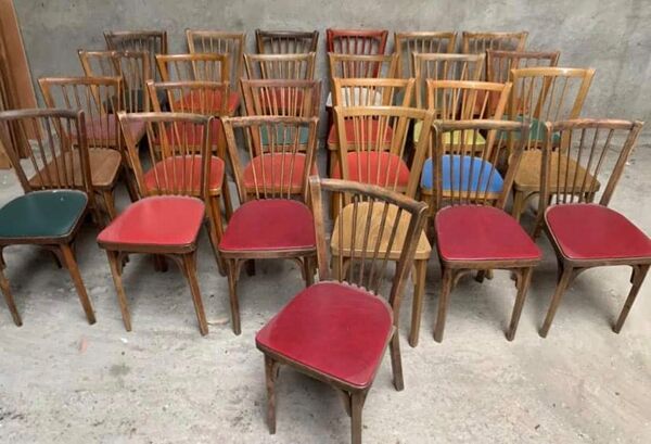 Série de 25 anciennes chaises bistrot Baumann vintage en bois courbé assis Skaï  ou bois